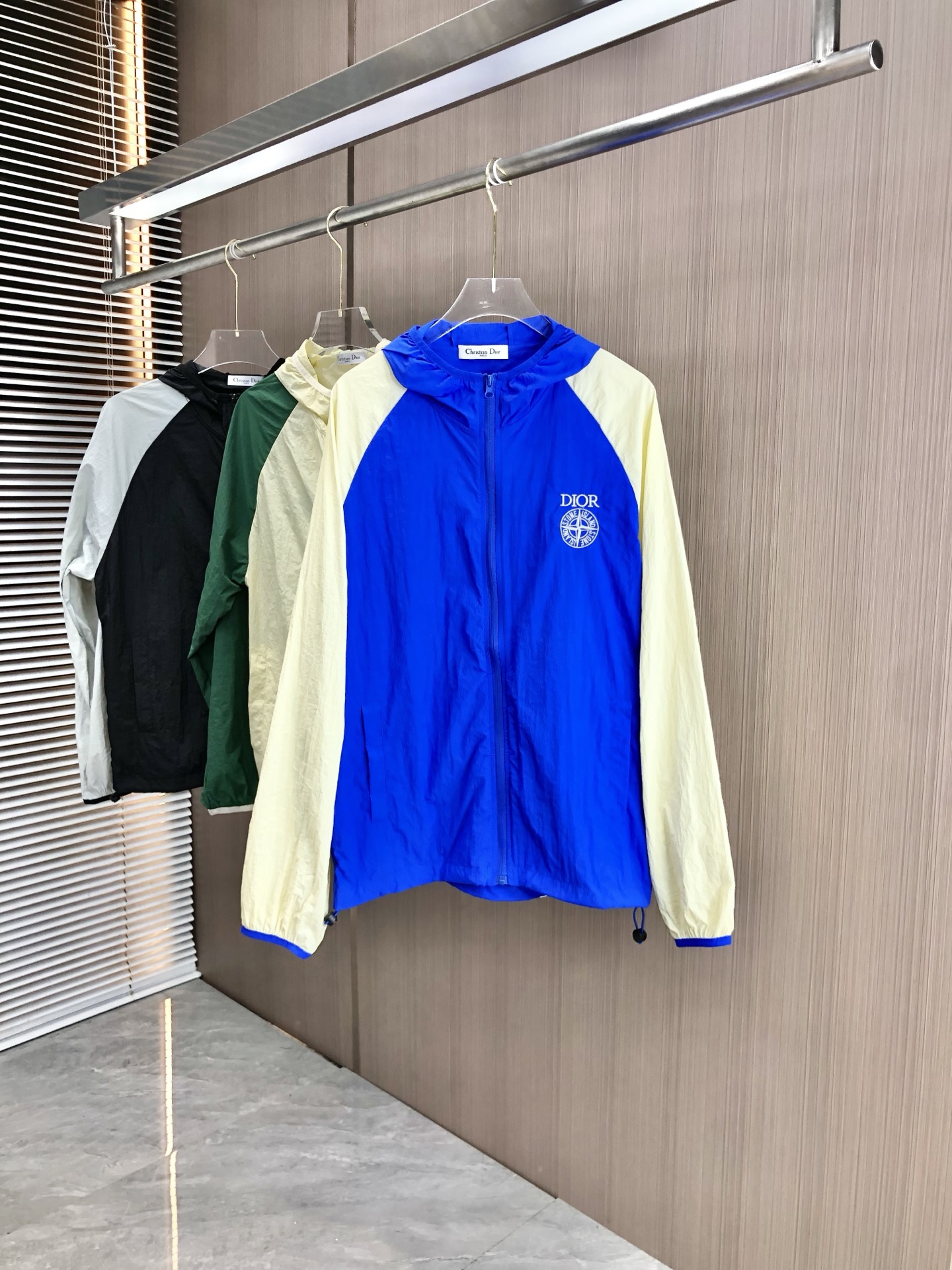 NO:447225,.Dior. Lightweight, breathable and comfortable!  The same style for men and women. Specially supplied imported fabric hooded skin clothing anti-ultraviolet rays series thin and light summer savior!  I can weld this sunscreen to my body. It hurts to be chased by the sun when I go out in summer. Who knows it!  Until I met EZ's hooded skin coat. When I put it on, it was like a moving parasol for the skin. It is made of imported fabrics, which are extremely light and you can hardly feel its existence when worn, just like the second layer of skin. The breathability is even more amazing. When the wind blows, the heat will quickly dissipate, keeping it refreshing at all times, and you no longer have to worry about sweating and wetting the back of the clothes. The sun protection is directly full, which can resist ultraviolet rays in all directions, allowing you to play in the sun without any fear of being tanned and sunburned. The hooded design is super considerate, with an extra layer of protection, and also add a 'sun protection shield' to the face. The style is simple and fashionable. You can easily grasp the fashionable feeling when you are commuting, outdoor sports, and wearing jeans or sports pants. With it, you will no longer be afraid of sunlight when traveling in summer!  Family members, hurry up while there is an activity, buy early and enjoy it early!  m-3xL.m wear 175/130 catties,dior,jeans,hats,alexander wang19860909.Dior.轻盈透气舒适！男女同款.特供进口面料连帽款皮肤衣防嗮紫外线衣系列轻薄外夏日救星！这件防晒衣我能焊在身上 夏天出门被太阳追着烤的痛,h谁懂啊！直到我遇到EZ家这款连帽皮肤衣,穿上它,8就像给肌肤撑起了一把移动的遮阳伞. 它用的是特供进口面料,轻盈得不像话,穿上几乎感觉不到它的存在,就像第二层肌肤.透气性能更是一绝,风一吹,热气迅速散去,时刻保持清爽,再也不用担心汗湿衣背. 防晒力直接拉满,能全方位抵御紫外线,让你在阳光下肆意玩耍,完全不怕被晒黑晒伤.连帽设计超贴心,多一层防护,给脸部也加上“防晒盾” . 款式简约又时尚,日常通勤、户外运动,搭牛仔裤或者运动裤,都能轻松拿捏时尚感. 有了它,夏日出行不再怕晒！家人们,趁有活动赶紧冲,早买早享受！m-3xL.m穿175/130斤,,dior,jeans,hats,alexander wang,Men's clothing