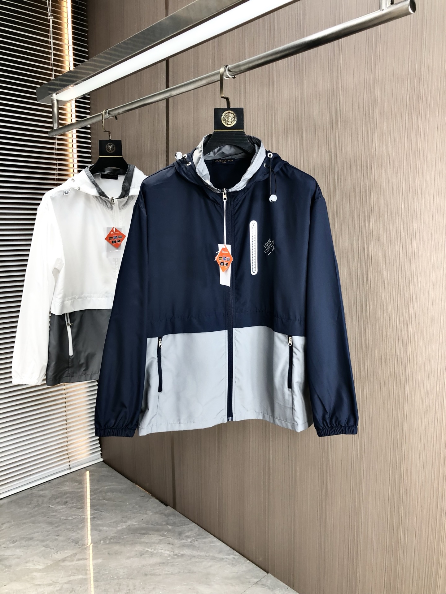 NO:447231,.Lv. Lightweight, breathable and comfortable!  The same style for men and women. Specially supplied imported fabric hooded skin clothing anti-ultraviolet rays series thin and light summer savior!  I can weld this sunscreen to my body. It hurts to be chased by the sun when I go out in summer. Who knows it!  Until I met EZ's hooded skin coat. When I put it on, it was like a moving parasol for the skin. It is made of imported fabrics, which are extremely light and you can hardly feel its existence when worn, just like the second layer of skin. The breathability is even more amazing. When the wind blows, the heat will quickly dissipate, keeping it refreshing at all times, and you no longer have to worry about sweating and wetting the back of the clothes. The sun protection is directly full, which can resist ultraviolet rays in all directions, allowing you to play in the sun without any fear of being tanned and sunburned. The hooded design is super considerate, with an extra layer of protection, and also add a 'sun protection shield' to the face. The style is simple and fashionable. You can easily grasp the fashionable feeling when you are commuting, outdoor sports, and wearing jeans or sports pants. With it, you will no longer be afraid of sunlight when traveling in summer!  Family members, hurry up while there is an activity, buy early and enjoy it early!  m-3xL.m wear 175/130 catties, louis vuitton, jeans, hats, alexander wang19860909.Lv.轻盈透气舒适！男女同款.特供进口面料连帽款皮肤衣防嗮紫外线衣系列轻薄外夏日救星！这件防晒衣我能焊在身上 夏天出门被太阳追着烤的痛,h谁懂啊！直到我遇到EZ家这款连帽皮肤衣,穿上它,8就像给肌肤撑起了一把移动的遮阳伞. 它用的是特供进口面料,轻盈得不像话,穿上几乎感觉不到它的存在,就像第二层肌肤.透气性能更是一绝,风一吹,热气迅速散去,时刻保持清爽,再也不用担心汗湿衣背. 防晒力直接拉满,能全方位抵御紫外线,让你在阳光下肆意玩耍,完全不怕被晒黑晒伤.连帽设计超贴心,多一层防护,给脸部也加上“防晒盾” . 款式简约又时尚,日常通勤、户外运动,搭牛仔裤或者运动裤,都能轻松拿捏时尚感. 有了它,夏日出行不再怕晒！家人们,趁有活动赶紧冲,早买早享受！m-3xL.m穿175/130斤,,louis vuitton,jeans,hats,alexander wang,Men's clothing