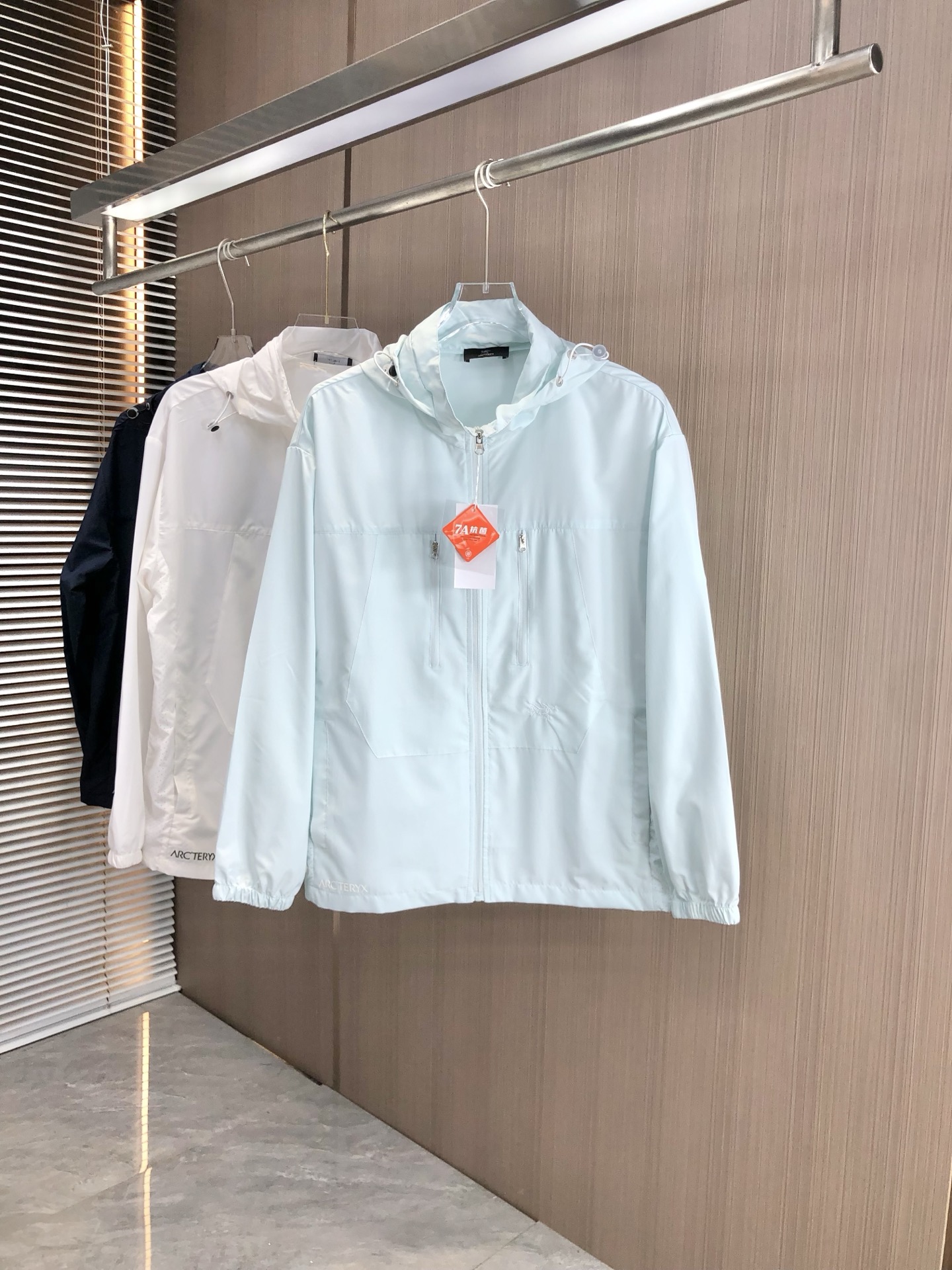 NO:447239,.Architecture bird. Light, breathable and comfortable!  The same style for men and women. Specially supplied imported fabric hooded skin clothing anti-ultraviolet rays series thin and light summer savior!  I can weld this sunscreen to my body. It hurts to be chased by the sun when I go out in summer. Who knows it!  Until I met EZ's hooded skin coat. When I put it on, it was like a moving parasol for the skin. It is made of imported fabrics, which are extremely light and you can hardly feel its existence when worn, just like the second layer of skin. The breathability is even more amazing. When the wind blows, the heat will quickly dissipate, keeping it refreshing at all times, and you no longer have to worry about sweating and wetting the back of the clothes. The sun protection is directly full, which can resist ultraviolet rays in all directions, allowing you to play in the sun without any fear of being tanned and sunburned. The hooded design is super considerate, with an extra layer of protection, and also add a 'sun protection shield' to the face. The style is simple and fashionable. You can easily grasp the fashionable feeling when you are commuting, outdoor sports, and wearing jeans or sports pants. With it, you will no longer be afraid of sunlight when traveling in summer!  Family members, hurry up while there is an activity, buy early and enjoy it early!  m-3xL.m wear 175/130 catties, arc'teryx, jeans, hats, alexander wang19860909.始祖鸟.轻盈透气舒适！男女同款.特供进口面料连帽款皮肤衣防嗮紫外线衣系列轻薄外夏日救星！这件防晒衣我能焊在身上 夏天出门被太阳追着烤的痛,h谁懂啊！直到我遇到EZ家这款连帽皮肤衣,穿上它,8就像给肌肤撑起了一把移动的遮阳伞. 它用的是特供进口面料,轻盈得不像话,穿上几乎感觉不到它的存在,就像第二层肌肤.透气性能更是一绝,风一吹,热气迅速散去,时刻保持清爽,再也不用担心汗湿衣背. 防晒力直接拉满,能全方位抵御紫外线,让你在阳光下肆意玩耍,完全不怕被晒黑晒伤.连帽设计超贴心,多一层防护,给脸部也加上“防晒盾” . 款式简约又时尚,日常通勤、户外运动,搭牛仔裤或者运动裤,都能轻松拿捏时尚感. 有了它,夏日出行不再怕晒！家人们,趁有活动赶紧冲,早买早享受！m-3xL.m穿175/130斤,arc'teryx,jeans,hats,alexander wang,Men's clothing