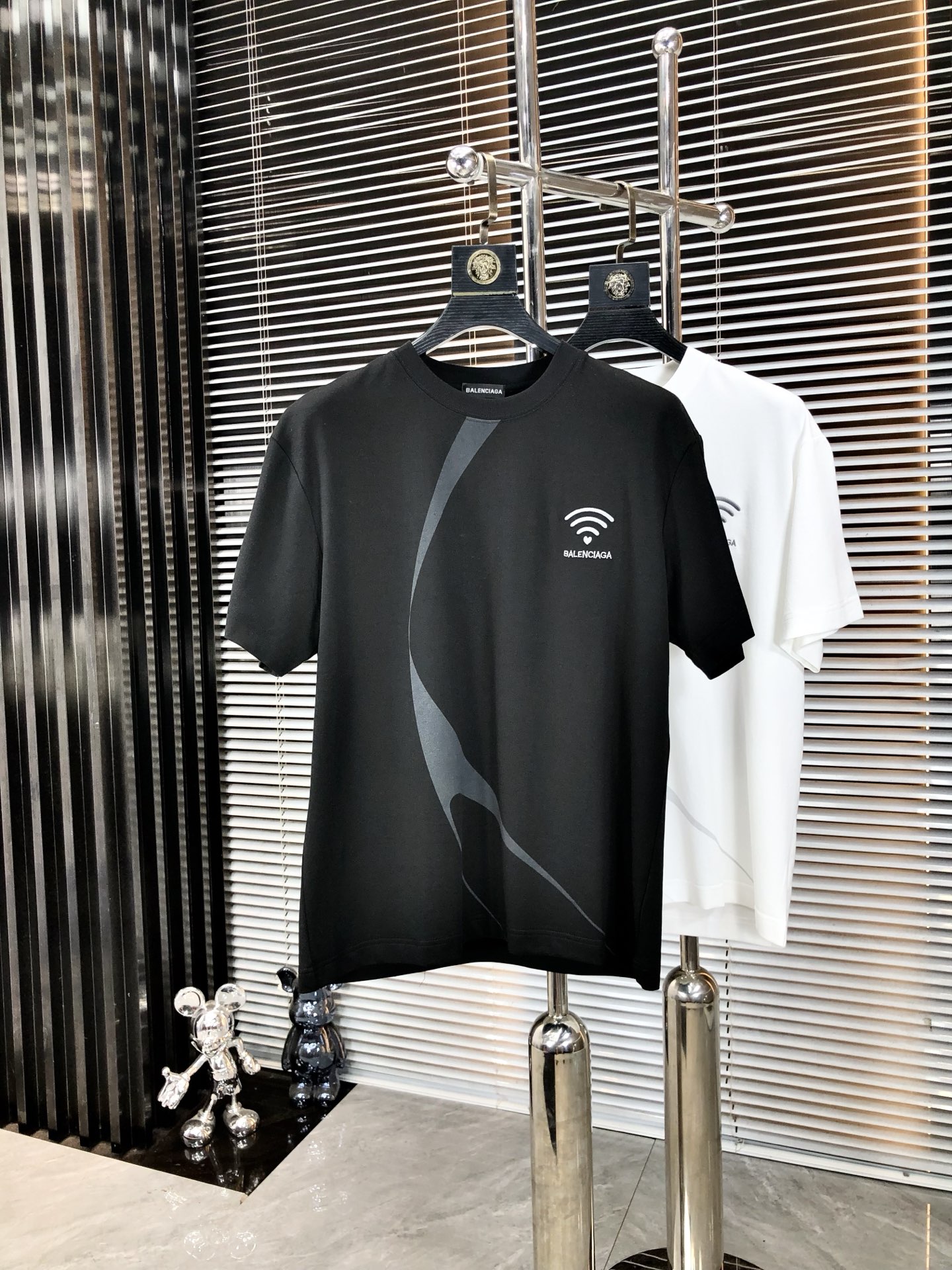 NO:478037,.Balenicaga. 2025 spring and summer new product, fashionable round neck short sleeve high-end custom versatile style!  More practical, anyone can easily control it. It is made of modal spandex fabric, luxurious and classic brand logo design, h is very high-end and must-have if you understand the goods!  The style is a slim fit style, very exquisite, 7 shows aura, and highlights the exquisiteness of men. This is the unique feature, the right slim fit, and the upper body effect is very good. Size M-3xL.m wears 175/130, balenciaga, T-shirt, alexander wang19860909.巴黎世家.2025春夏新品时尚圆领短袖高级定制百搭款式！更有实用感 任何人都可以轻松驾驭 采用莫代尔氨纶面料制作,奢华经典品牌logo设计,h非常显档次懂货的必须入！版型剪裁属于修身款 非常精致,7显气场,又会凸显男士的精致,这就是独到之处,恰到好处的修身,上身效果非常赞.尺码M-3xL.m穿175/130,,balenciaga,T-shirt,alexander wang,Men's clothing