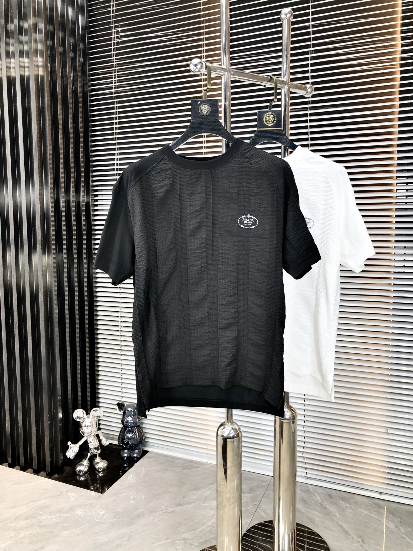 NO:478043,.Prada. 2025 spring and summer new product, fashionable round neck short sleeve high-end custom versatile style!  More practical, anyone can easily control it. It is made of modal spandex fabric, luxurious and classic brand logo design, h is very high-end and must-have if you understand the goods!  The style is a slim fit style, very exquisite, 7 shows aura, and highlights the exquisiteness of men. This is the unique feature, the right slim fit, and the upper body effect is very good. Size M-3xL.m wears 175/130, prada, T-shirt, alexander wang19860909.普拉达.2025春夏新品时尚圆领短袖高级定制百搭款式！更有实用感 任何人都可以轻松驾驭 采用莫代尔氨纶面料制作,奢华经典品牌logo设计,h非常显档次懂货的必须入！版型剪裁属于修身款 非常精致,7显气场,又会凸显男士的精致,这就是独到之处,恰到好处的修身,上身效果非常赞.尺码M-3xL.m穿175/130,,prada,T-shirt,alexander wang,Men's clothing