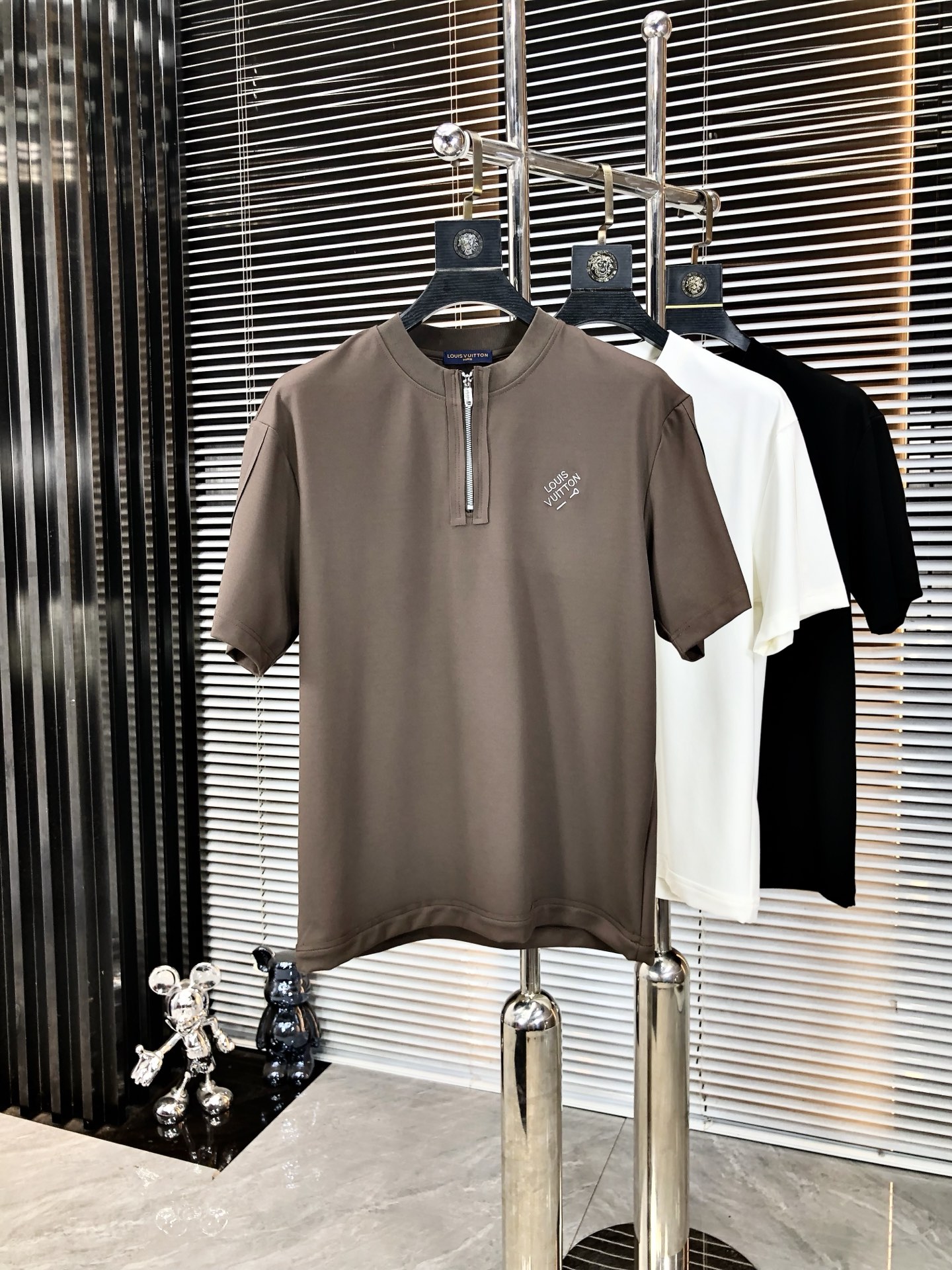 NO:477993,.LV.2025 spring and summer new product fashionable round neck short sleeve high-end custom versatile style!  More practical, anyone can easily control it. It is made of modal spandex fabric, luxurious and classic brand logo design, h is very high-end and must-have if you understand the goods!  The style is a slim fit style, very exquisite, 7 shows aura, and highlights the exquisiteness of men. This is the unique feature, the right slim fit, and the upper body effect is very good. Size M-3xL.m wears 175/130, louis vuitton, T-shirt, alexander wang19860909.LV.2025春夏新品时尚圆领短袖高级定制百搭款式！更有实用感 任何人都可以轻松驾驭 采用莫代尔氨纶面料制作,奢华经典品牌logo设计,h非常显档次懂货的必须入！版型剪裁属于修身款 非常精致,7显气场,又会凸显男士的精致,这就是独到之处,恰到好处的修身,上身效果非常赞.尺码M-3xL.m穿175/130,,louis vuitton,T-shirt,alexander wang,Men's clothing