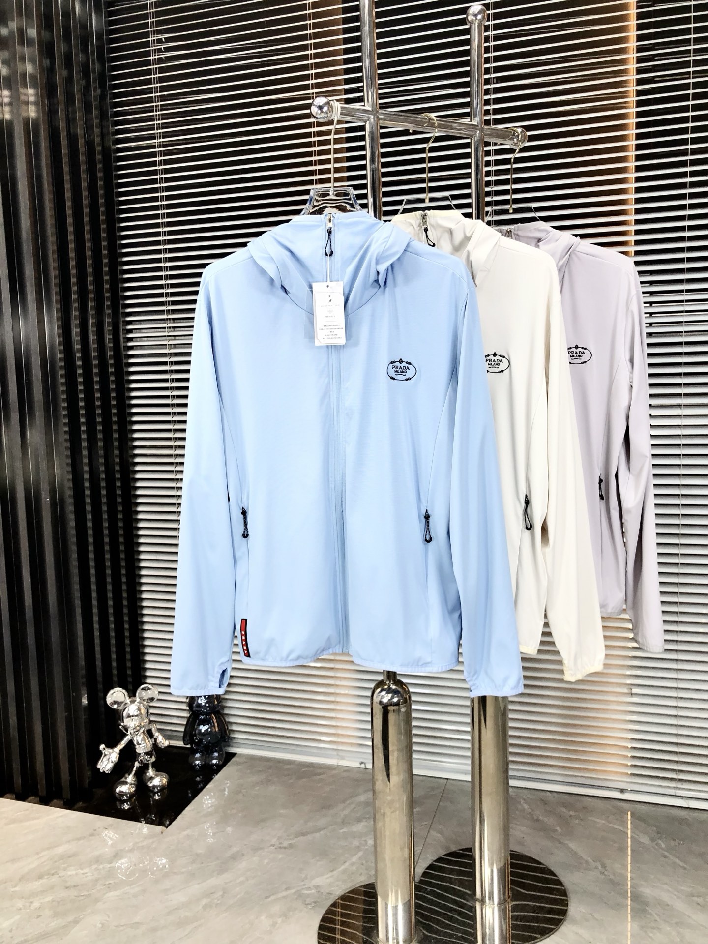 NO:477999,.Prada. Lightweight, breathable and comfortable!  The same style for men and women. Specially supplied imported fabric hooded skin clothing anti-ultraviolet rays series thin and light summer savior!  I can weld this sunscreen to my body. It hurts to be chased by the sun when I go out in summer. Who knows it!  Until I met EZ's hooded skin coat. When I put it on, it was like a moving parasol for the skin. It is made of imported fabrics, which are extremely light and you can hardly feel its existence when worn, just like the second layer of skin. The breathability is even more amazing. When the wind blows, the heat will quickly dissipate, keeping it refreshing at all times, and you no longer have to worry about sweating and wetting the back of the clothes. The sun protection is directly full, which can resist ultraviolet rays in all directions, allowing you to play in the sun without any fear of being tanned and sunburned. The hooded design is super considerate, with an extra layer of protection, and also add a 'sun protection shield' to the face. The style is simple and fashionable. You can easily grasp the fashionable feeling when you are commuting, outdoor sports, and wearing jeans or sports pants. With it, you will no longer be afraid of sunlight when traveling in summer!  Family members, hurry up while there is an activity, buy early and enjoy it early!  s-3xL.m wear 175/130 catties, prada, jeans, hats, alexander wang19860909.普拉达.轻盈透气舒适！男女同款.特供进口面料连帽款皮肤衣防嗮紫外线衣系列轻薄外夏日救星！这件防晒衣我能焊在身上 夏天出门被太阳追着烤的痛,h谁懂啊！直到我遇到EZ家这款连帽皮肤衣,穿上它,8就像给肌肤撑起了一把移动的遮阳伞. 它用的是特供进口面料,轻盈得不像话,穿上几乎感觉不到它的存在,就像第二层肌肤.透气性能更是一绝,风一吹,热气迅速散去,时刻保持清爽,再也不用担心汗湿衣背. 防晒力直接拉满,能全方位抵御紫外线,让你在阳光下肆意玩耍,完全不怕被晒黑晒伤.连帽设计超贴心,多一层防护,给脸部也加上“防晒盾” . 款式简约又时尚,日常通勤、户外运动,搭牛仔裤或者运动裤,都能轻松拿捏时尚感. 有了它,夏日出行不再怕晒！家人们,趁有活动赶紧冲,早买早享受！s-3xL.m穿175/130斤,,prada,jeans,hats,alexander wang,Men's clothing