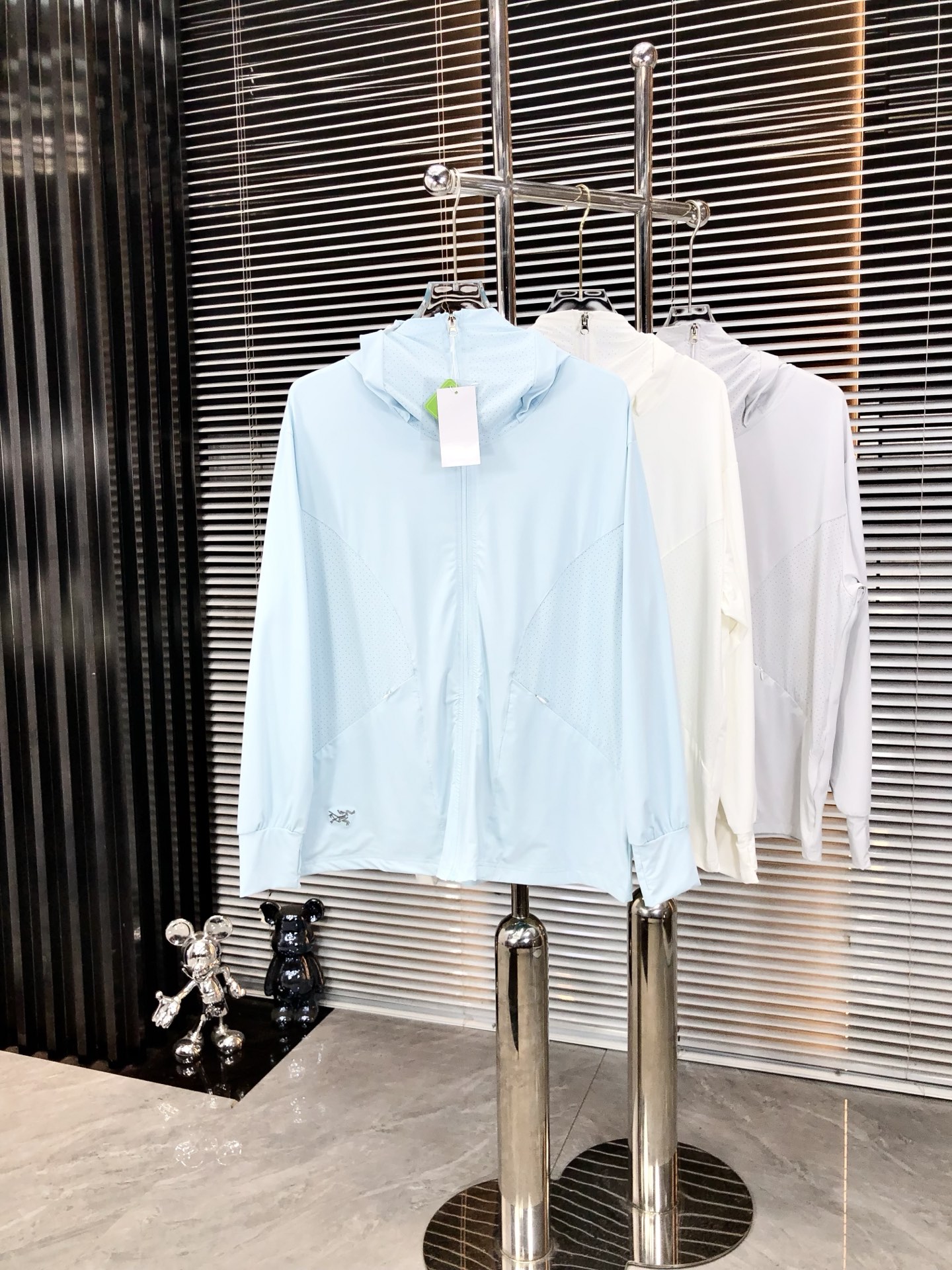 NO:478005,.Architecture bird. Light, breathable and comfortable!  The same style for men and women. Specially supplied imported fabric hooded skin clothing anti-ultraviolet rays series thin and light summer savior!  I can weld this sunscreen to my body. It hurts to be chased by the sun when I go out in summer. Who knows it!  Until I met EZ's hooded skin coat. When I put it on, it was like a moving parasol for the skin. It is made of imported fabrics, which are extremely light and you can hardly feel its existence when worn, just like the second layer of skin. The breathability is even more amazing. When the wind blows, the heat will quickly dissipate, keeping it refreshing at all times, and you no longer have to worry about sweating and wetting the back of the clothes. The sun protection is directly full, which can resist ultraviolet rays in all directions, allowing you to play in the sun without any fear of being tanned and sunburned. The hooded design is super considerate, with an extra layer of protection, and also add a 'sun protection shield' to the face. The style is simple and fashionable. You can easily grasp the fashionable feeling when you are commuting, outdoor sports, and wearing jeans or sports pants. With it, you will no longer be afraid of sunlight when traveling in summer!  Family members, hurry up while there is an activity, buy early and enjoy it early!  s-3xL.m wear 175/130 catties, arc'teryx, jeans, hats, alexander wang19860909.始祖鸟.轻盈透气舒适！男女同款.特供进口面料连帽款皮肤衣防嗮紫外线衣系列轻薄外夏日救星！这件防晒衣我能焊在身上 夏天出门被太阳追着烤的痛,h谁懂啊！直到我遇到EZ家这款连帽皮肤衣,穿上它,8就像给肌肤撑起了一把移动的遮阳伞. 它用的是特供进口面料,轻盈得不像话,穿上几乎感觉不到它的存在,就像第二层肌肤.透气性能更是一绝,风一吹,热气迅速散去,时刻保持清爽,再也不用担心汗湿衣背. 防晒力直接拉满,能全方位抵御紫外线,让你在阳光下肆意玩耍,完全不怕被晒黑晒伤.连帽设计超贴心,多一层防护,给脸部也加上“防晒盾” . 款式简约又时尚,日常通勤、户外运动,搭牛仔裤或者运动裤,都能轻松拿捏时尚感. 有了它,夏日出行不再怕晒！家人们,趁有活动赶紧冲,早买早享受！s-3xL.m穿175/130斤,arc'teryx,jeans,hats,alexander wang,Men's clothing