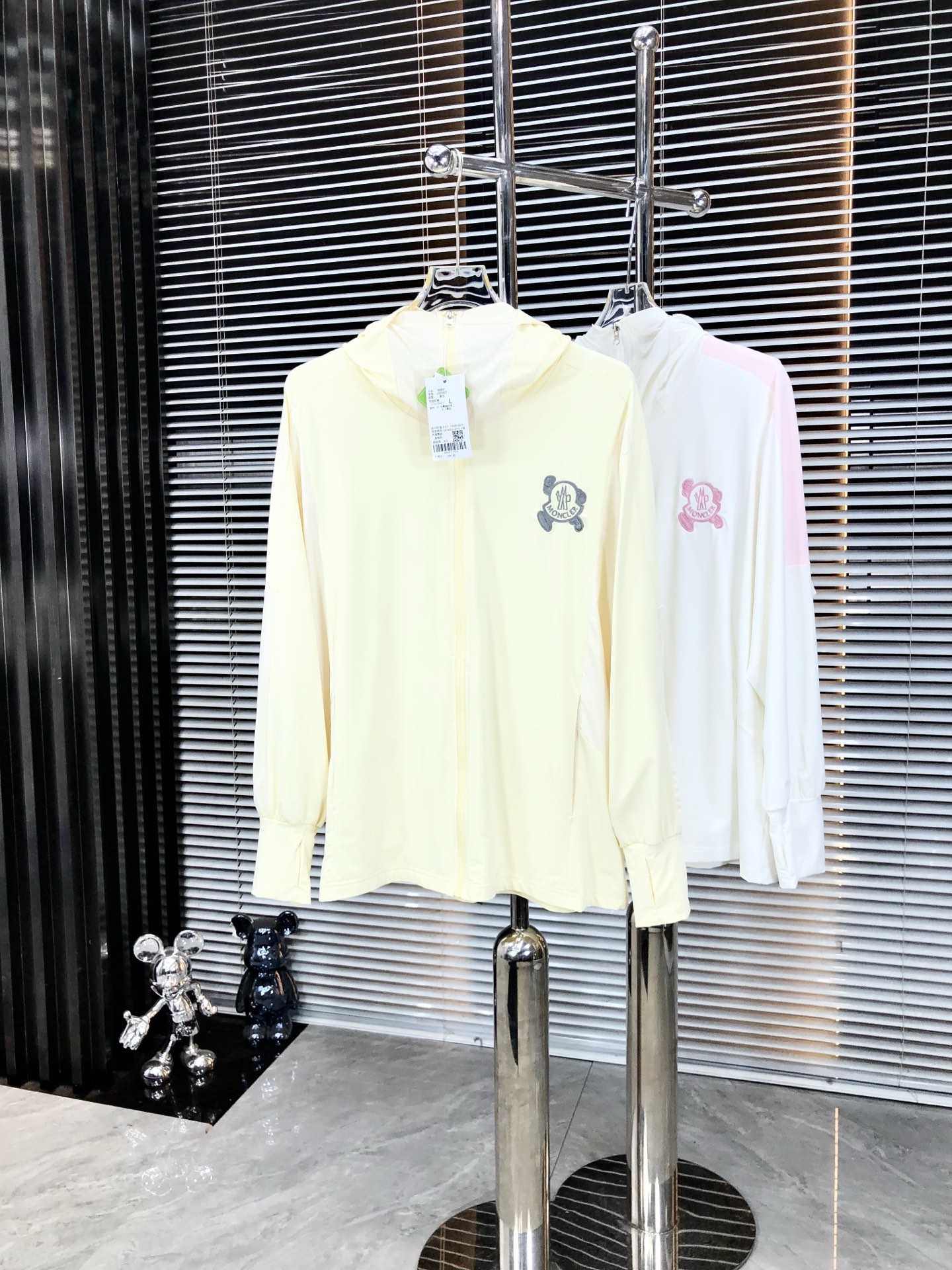 NO:478011,.Covered mouth, lightweight, breathable and comfortable!  The same style for men and women. Specially supplied imported fabric hooded skin clothing anti-ultraviolet rays series thin and light summer savior!  I can weld this sunscreen to my body. It hurts to be chased by the sun when I go out in summer. Who knows it!  Until I met EZ's hooded skin coat. When I put it on, it was like a moving parasol for the skin. It is made of imported fabrics, which are extremely light and you can hardly feel its existence when worn, just like the second layer of skin. The breathability is even more amazing. When the wind blows, the heat will quickly dissipate, keeping it refreshing at all times, and you no longer have to worry about sweating and wetting the back of the clothes. The sun protection is directly full, which can resist ultraviolet rays in all directions, allowing you to play in the sun without any fear of being tanned and sunburned. The hooded design is super considerate, with an extra layer of protection, and also add a 'sun protection shield' to the face. The style is simple and fashionable. You can easily grasp the fashionable feeling when you are commuting, outdoor sports, and wearing jeans or sports pants. With it, you will no longer be afraid of sunlight when traveling in summer!  Family members, hurry up while there is an activity, buy early and enjoy it early!  s-3xL.m wear 175/130 catties, Moncler, jeans, hats, alexander wang19860909.蒙口.轻盈透气舒适！男女同款.特供进口面料连帽款皮肤衣防嗮紫外线衣系列轻薄外夏日救星！这件防晒衣我能焊在身上 夏天出门被太阳追着烤的痛,h谁懂啊！直到我遇到EZ家这款连帽皮肤衣,穿上它,8就像给肌肤撑起了一把移动的遮阳伞. 它用的是特供进口面料,轻盈得不像话,穿上几乎感觉不到它的存在,就像第二层肌肤.透气性能更是一绝,风一吹,热气迅速散去,时刻保持清爽,再也不用担心汗湿衣背. 防晒力直接拉满,能全方位抵御紫外线,让你在阳光下肆意玩耍,完全不怕被晒黑晒伤.连帽设计超贴心,多一层防护,给脸部也加上“防晒盾” . 款式简约又时尚,日常通勤、户外运动,搭牛仔裤或者运动裤,都能轻松拿捏时尚感. 有了它,夏日出行不再怕晒！家人们,趁有活动赶紧冲,早买早享受！s-3xL.m穿175/130斤,,Moncler,jeans,hats,alexander wang,Men's clothing