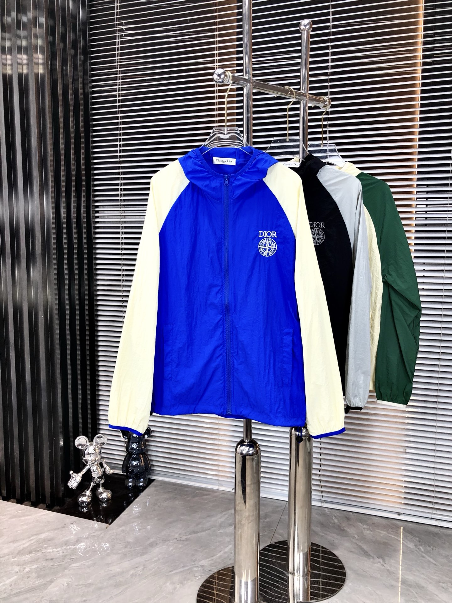 NO:478015,.Prada. Lightweight, breathable and comfortable!  The same style for men and women. Specially supplied imported fabric hooded skin clothing anti-ultraviolet rays series thin and light summer savior!  I can weld this sunscreen to my body. It hurts to be chased by the sun when I go out in summer. Who knows it!  Until I met EZ's hooded skin coat. When I put it on, it was like a moving parasol for the skin. It is made of imported fabrics, which are extremely light and you can hardly feel its existence when worn, just like the second layer of skin. The breathability is even more amazing. When the wind blows, the heat will quickly dissipate, keeping it refreshing at all times, and you no longer have to worry about sweating and wetting the back of the clothes. The sun protection is directly full, which can resist ultraviolet rays in all directions, allowing you to play in the sun without any fear of being tanned and sunburned. The hooded design is super considerate, with an extra layer of protection, and also add a 'sun protection shield' to the face. The style is simple and fashionable. You can easily grasp the fashionable feeling when you are commuting, outdoor sports, and wearing jeans or sports pants. With it, you will no longer be afraid of sunlight when traveling in summer!  Family members, hurry up while there is an activity, buy early and enjoy it early!  m-3xL.m wear 175/130 catties, prada, jeans, hats, alexander wang19860909.普拉达.轻盈透气舒适！男女同款.特供进口面料连帽款皮肤衣防嗮紫外线衣系列轻薄外夏日救星！这件防晒衣我能焊在身上 夏天出门被太阳追着烤的痛,h谁懂啊！直到我遇到EZ家这款连帽皮肤衣,穿上它,8就像给肌肤撑起了一把移动的遮阳伞. 它用的是特供进口面料,轻盈得不像话,穿上几乎感觉不到它的存在,就像第二层肌肤.透气性能更是一绝,风一吹,热气迅速散去,时刻保持清爽,再也不用担心汗湿衣背. 防晒力直接拉满,能全方位抵御紫外线,让你在阳光下肆意玩耍,完全不怕被晒黑晒伤.连帽设计超贴心,多一层防护,给脸部也加上“防晒盾” . 款式简约又时尚,日常通勤、户外运动,搭牛仔裤或者运动裤,都能轻松拿捏时尚感. 有了它,夏日出行不再怕晒！家人们,趁有活动赶紧冲,早买早享受！m-3xL.m穿175/130斤,,prada,jeans,hats,alexander wang,Men's clothing