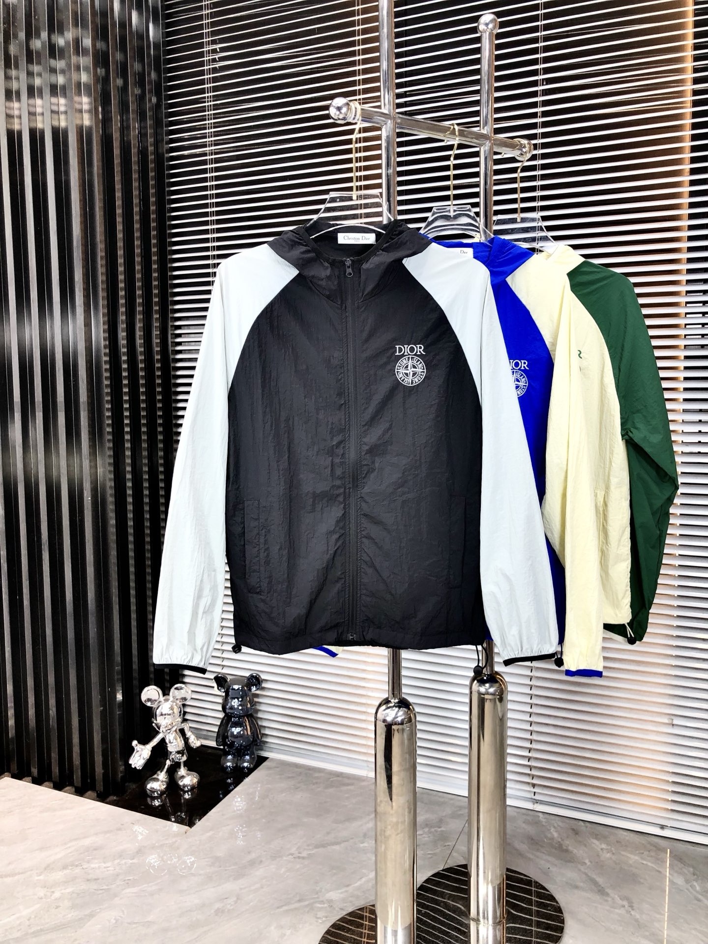 NO:478021,.Dior. Lightweight, breathable and comfortable!  The same style for men and women. Specially supplied imported fabric hooded skin clothing anti-ultraviolet rays series thin and light summer savior!  I can weld this sunscreen to my body. It hurts to be chased by the sun when I go out in summer. Who knows it!  Until I met EZ's hooded skin coat. When I put it on, it was like a moving parasol for the skin. It is made of imported fabrics, which are extremely light and you can hardly feel its existence when worn, just like the second layer of skin. The breathability is even more amazing. When the wind blows, the heat will quickly dissipate, keeping it refreshing at all times, and you no longer have to worry about sweating and wetting the back of the clothes. The sun protection is directly full, which can resist ultraviolet rays in all directions, allowing you to play in the sun without any fear of being tanned and sunburned. The hooded design is super considerate, with an extra layer of protection, and also add a 'sun protection shield' to the face. The style is simple and fashionable. You can easily grasp the fashionable feeling when you are commuting, outdoor sports, and wearing jeans or sports pants. With it, you will no longer be afraid of sunlight when traveling in summer!  Family members, hurry up while there is an activity, buy early and enjoy it early!  m-3xL.m wear 175/130 catties,dior,jeans,hats,alexander wang19860909.Dior.轻盈透气舒适！男女同款.特供进口面料连帽款皮肤衣防嗮紫外线衣系列轻薄外夏日救星！这件防晒衣我能焊在身上 夏天出门被太阳追着烤的痛,h谁懂啊！直到我遇到EZ家这款连帽皮肤衣,穿上它,8就像给肌肤撑起了一把移动的遮阳伞. 它用的是特供进口面料,轻盈得不像话,穿上几乎感觉不到它的存在,就像第二层肌肤.透气性能更是一绝,风一吹,热气迅速散去,时刻保持清爽,再也不用担心汗湿衣背. 防晒力直接拉满,能全方位抵御紫外线,让你在阳光下肆意玩耍,完全不怕被晒黑晒伤.连帽设计超贴心,多一层防护,给脸部也加上“防晒盾” . 款式简约又时尚,日常通勤、户外运动,搭牛仔裤或者运动裤,都能轻松拿捏时尚感. 有了它,夏日出行不再怕晒！家人们,趁有活动赶紧冲,早买早享受！m-3xL.m穿175/130斤,,dior,jeans,hats,alexander wang,Men's clothing