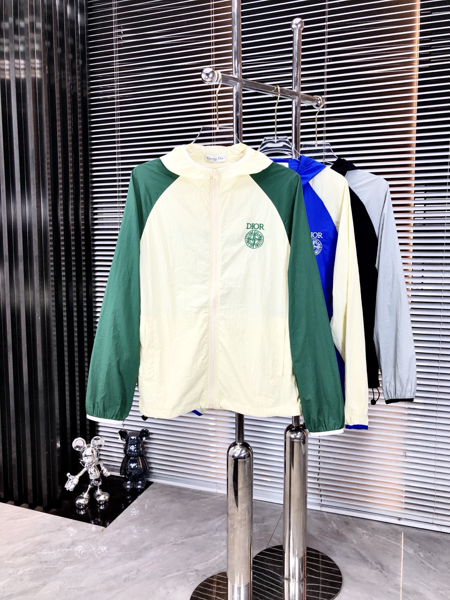 NO:478027,.dior. Lightweight, breathable and comfortable!  The same style for men and women. Specially supplied imported fabric hooded skin clothing anti-ultraviolet rays series thin and light summer savior!  I can weld this sunscreen to my body. It hurts to be chased by the sun when I go out in summer. Who knows it!  Until I met EZ's hooded skin coat. When I put it on, it was like a moving parasol for the skin. It is made of imported fabrics, which are extremely light and you can hardly feel its existence when worn, just like the second layer of skin. The breathability is even more amazing. When the wind blows, the heat will quickly dissipate, keeping it refreshing at all times, and you no longer have to worry about sweating and wetting the back of the clothes. The sun protection is directly full, which can resist ultraviolet rays in all directions, allowing you to play in the sun without any fear of being tanned and sunburned. The hooded design is super considerate, with an extra layer of protection, and also add a 'sun protection shield' to the face. The style is simple and fashionable. You can easily grasp the fashionable feeling when you are commuting, outdoor sports, and wearing jeans or sports pants. With it, you will no longer be afraid of sunlight when traveling in summer!  Family members, hurry up while there is an activity, buy early and enjoy it early!  m-3xL.m wear 175/130 catties,dior,jeans,hats,alexander wang19860909.dior.轻盈透气舒适！男女同款.特供进口面料连帽款皮肤衣防嗮紫外线衣系列轻薄外夏日救星！这件防晒衣我能焊在身上 夏天出门被太阳追着烤的痛,h谁懂啊！直到我遇到EZ家这款连帽皮肤衣,穿上它,8就像给肌肤撑起了一把移动的遮阳伞. 它用的是特供进口面料,轻盈得不像话,穿上几乎感觉不到它的存在,就像第二层肌肤.透气性能更是一绝,风一吹,热气迅速散去,时刻保持清爽,再也不用担心汗湿衣背. 防晒力直接拉满,能全方位抵御紫外线,让你在阳光下肆意玩耍,完全不怕被晒黑晒伤.连帽设计超贴心,多一层防护,给脸部也加上“防晒盾” . 款式简约又时尚,日常通勤、户外运动,搭牛仔裤或者运动裤,都能轻松拿捏时尚感. 有了它,夏日出行不再怕晒！家人们,趁有活动赶紧冲,早买早享受！m-3xL.m穿175/130斤,,dior,jeans,hats,alexander wang,Men's clothing