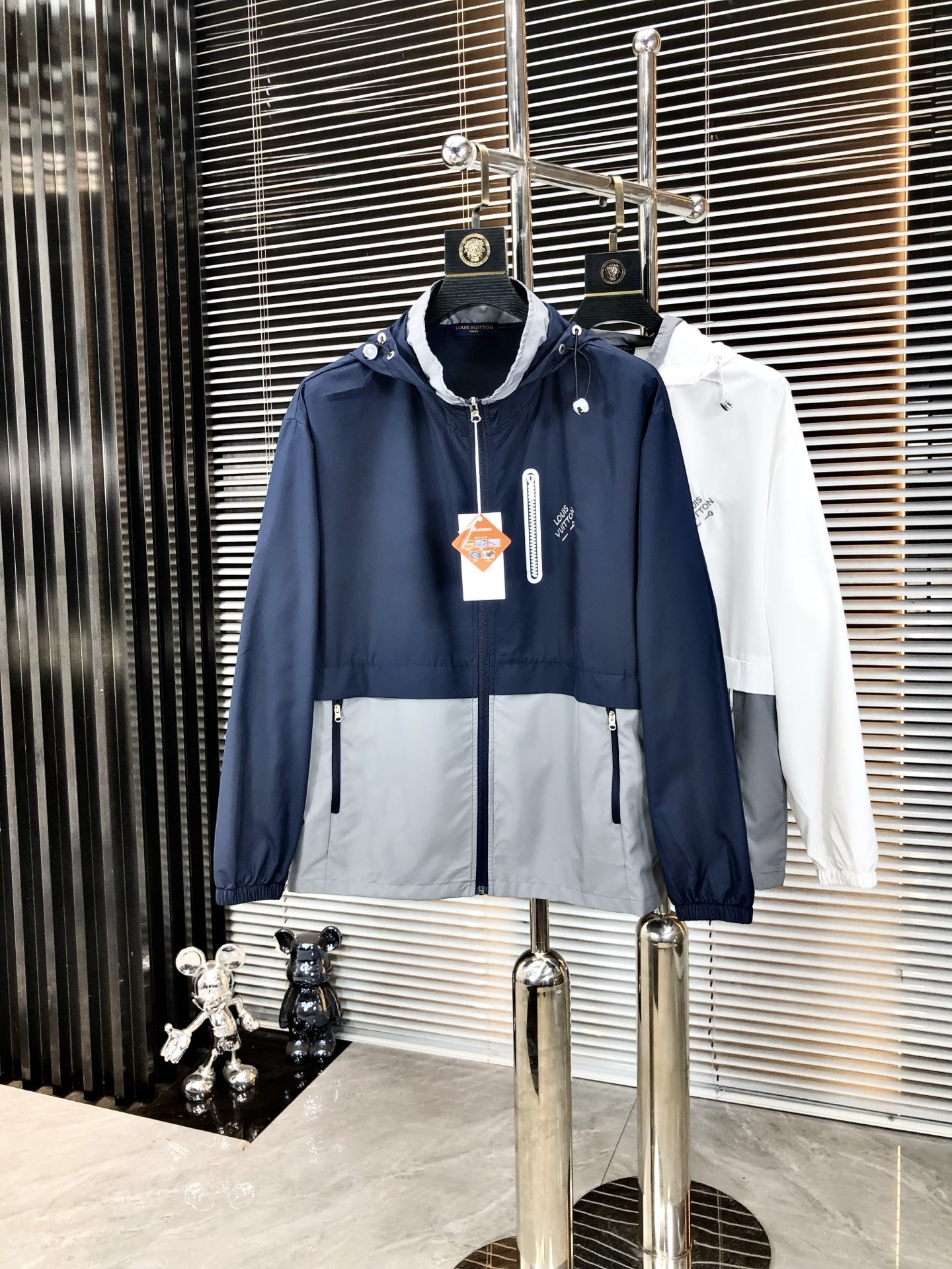 NO:478032,.Lv. Lightweight, breathable and comfortable!  The same style for men and women. Specially supplied imported fabric hooded skin clothing anti-ultraviolet rays series thin and light summer savior!  I can weld this sunscreen to my body. It hurts to be chased by the sun when I go out in summer. Who knows it!  Until I met EZ's hooded skin coat. When I put it on, it was like a moving parasol for the skin. It is made of imported fabrics, which are extremely light and you can hardly feel its existence when worn, just like the second layer of skin. The breathability is even more amazing. When the wind blows, the heat will quickly dissipate, keeping it refreshing at all times, and you no longer have to worry about sweating and wetting the back of the clothes. The sun protection is directly full, which can resist ultraviolet rays in all directions, allowing you to play in the sun without any fear of being tanned and sunburned. The hooded design is super considerate, with an extra layer of protection, and also add a 'sun protection shield' to the face. The style is simple and fashionable. You can easily grasp the fashionable feeling when you are commuting, outdoor sports, and wearing jeans or sports pants. With it, you will no longer be afraid of sunlight when traveling in summer!  Family members, hurry up while there is an activity, buy early and enjoy it early!  m-3xL.m wear 175/130 catties, louis vuitton, jeans, hats, alexander wang19860909.Lv.轻盈透气舒适！男女同款.特供进口面料连帽款皮肤衣防嗮紫外线衣系列轻薄外夏日救星！这件防晒衣我能焊在身上 夏天出门被太阳追着烤的痛,h谁懂啊！直到我遇到EZ家这款连帽皮肤衣,穿上它,8就像给肌肤撑起了一把移动的遮阳伞. 它用的是特供进口面料,轻盈得不像话,穿上几乎感觉不到它的存在,就像第二层肌肤.透气性能更是一绝,风一吹,热气迅速散去,时刻保持清爽,再也不用担心汗湿衣背. 防晒力直接拉满,能全方位抵御紫外线,让你在阳光下肆意玩耍,完全不怕被晒黑晒伤.连帽设计超贴心,多一层防护,给脸部也加上“防晒盾” . 款式简约又时尚,日常通勤、户外运动,搭牛仔裤或者运动裤,都能轻松拿捏时尚感. 有了它,夏日出行不再怕晒！家人们,趁有活动赶紧冲,早买早享受！m-3xL.m穿175/130斤,,louis vuitton,jeans,hats,alexander wang,Men's clothing