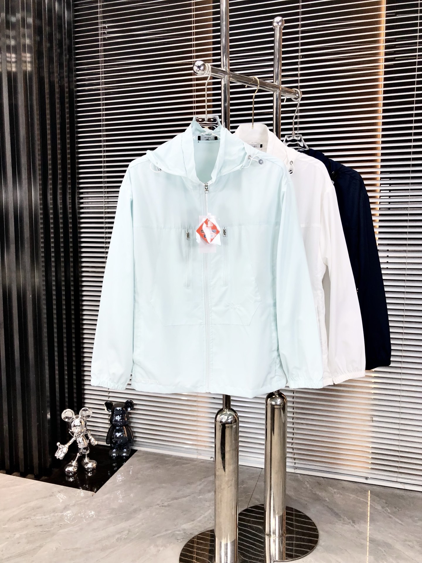 NO:478038,.Architecture bird. Light, breathable and comfortable!  The same style for men and women. Specially supplied imported fabric hooded skin clothing anti-ultraviolet rays series thin and light summer savior!  I can weld this sunscreen to my body. It hurts to be chased by the sun when I go out in summer. Who knows it!  Until I met EZ's hooded skin coat. When I put it on, it was like a moving parasol for the skin. It is made of imported fabrics, which are extremely light and you can hardly feel its existence when worn, just like the second layer of skin. The breathability is even more amazing. When the wind blows, the heat will quickly dissipate, keeping it refreshing at all times, and you no longer have to worry about sweating and wetting the back of the clothes. The sun protection is directly full, which can resist ultraviolet rays in all directions, allowing you to play in the sun without any fear of being tanned and sunburned. The hooded design is super considerate, with an extra layer of protection, and also add a 'sun protection shield' to the face. The style is simple and fashionable. You can easily grasp the fashionable feeling when you are commuting, outdoor sports, and wearing jeans or sports pants. With it, you will no longer be afraid of sunlight when traveling in summer!  Family members, hurry up while there is an activity, buy early and enjoy it early!  m-3xL.m wear 175/130 catties, arc'teryx, jeans, hats, alexander wang19860909.始祖鸟.轻盈透气舒适！男女同款.特供进口面料连帽款皮肤衣防嗮紫外线衣系列轻薄外夏日救星！这件防晒衣我能焊在身上 夏天出门被太阳追着烤的痛,h谁懂啊！直到我遇到EZ家这款连帽皮肤衣,穿上它,8就像给肌肤撑起了一把移动的遮阳伞. 它用的是特供进口面料,轻盈得不像话,穿上几乎感觉不到它的存在,就像第二层肌肤.透气性能更是一绝,风一吹,热气迅速散去,时刻保持清爽,再也不用担心汗湿衣背. 防晒力直接拉满,能全方位抵御紫外线,让你在阳光下肆意玩耍,完全不怕被晒黑晒伤.连帽设计超贴心,多一层防护,给脸部也加上“防晒盾” . 款式简约又时尚,日常通勤、户外运动,搭牛仔裤或者运动裤,都能轻松拿捏时尚感. 有了它,夏日出行不再怕晒！家人们,趁有活动赶紧冲,早买早享受！m-3xL.m穿175/130斤,arc'teryx,jeans,hats,alexander wang,Men's clothing