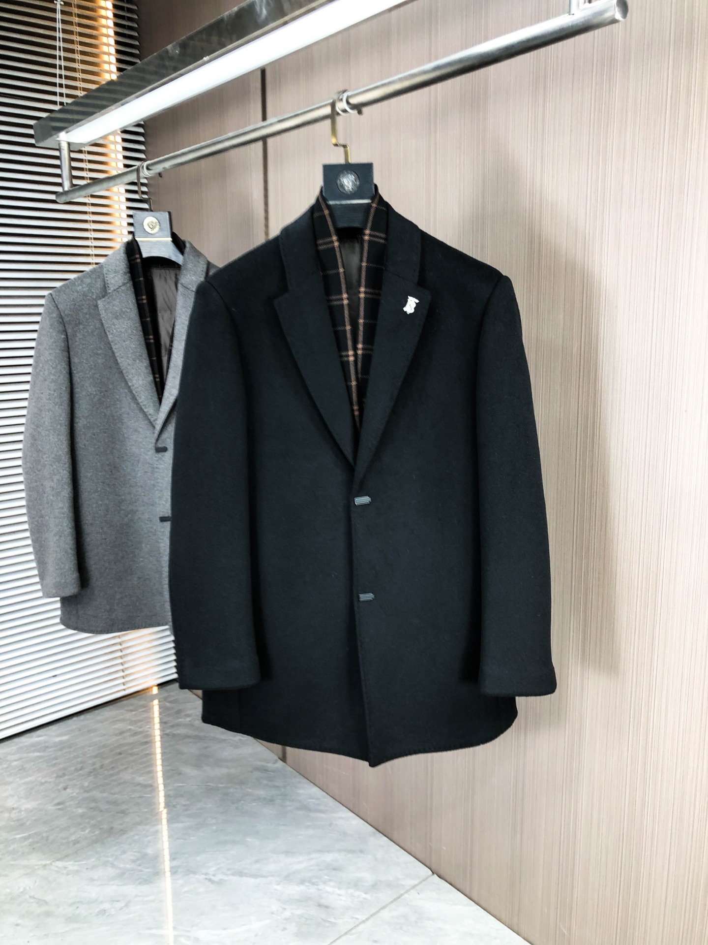 NO:538128,Burberry. The inner liner contains 90 goose-disassembled. Exclusively available for new original single men's wool coat, long double-breasted plush jacket, special supply, high-end goods official website, counter synchronization, simple and classic hit style. Simple and neat and refreshing business, the quality workmanship details can stand any form of inspection, absolutely produced by a large manufacturer, presenting a brand new look, giving you a unique upper body experience!  All of them have undergone strict selection process, original customized buttons, simple, generous and versatile style, elegant and handsome on the upper body, and a brand new visual feeling!  Invincible appearance, the details are very good, the upper body is not picky, and the must-have style is reserved. M-xxxL.m wears 175/130 catties, burberry, jackets & coats, alexander wang19860909.巴宝莉.内胆含90鹅绒 拆卸.独家专供新款原单男士羊毛大衣长款双排扣毛绒外套渠道特供 高端货官网柜台同步 简约经典大爆款.简洁利落又清爽商务,品质做工细节经得起任何形式检验,绝对大厂代工出品 呈现一种焕然一新,赋予你与众不同的上身体验！均经过严格的挑选工序,原版定制纽扣,简约大方百搭款 上身优雅帅气,焕然一新的即视感！品相无敌,细节都很到位,上身不挑人,必入的自留款. M-xxxL.m穿175/130斤,,burberry,jackets & coats,alexander wang,Men's clothing