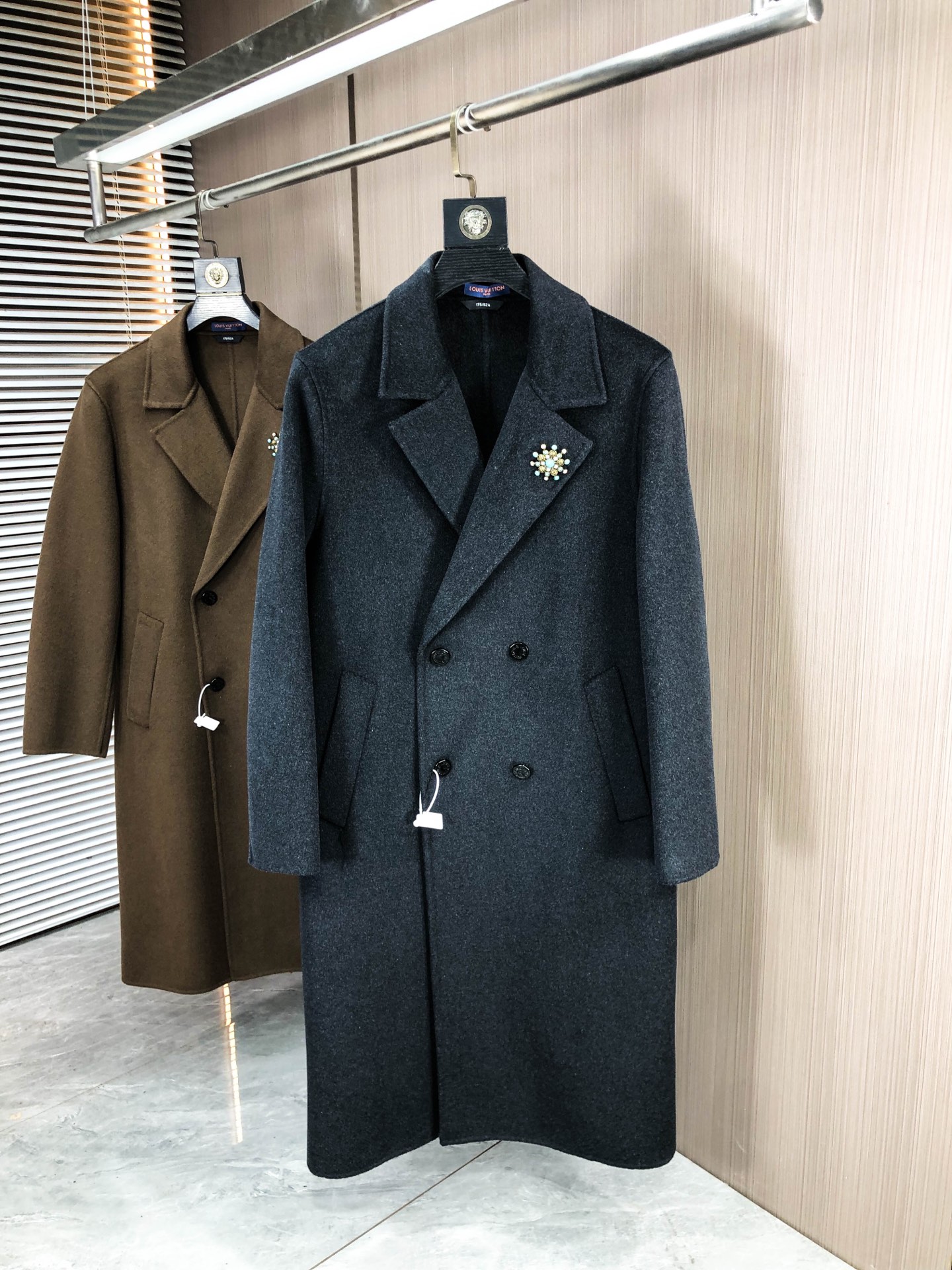 NO:538129,.Lv. Exclusively exclusively for new original single men's wool coat, long double-breasted plush jacket, special supply, high-end goods official website, counter synchronization, simple and classic hit style. Simple and neat and refreshing business, the quality workmanship details can stand any form of inspection, absolutely produced by a large manufacturer, presenting a brand new look, giving you a unique upper body experience!  All of them have undergone strict selection process, original customized buttons, simple, generous and versatile style, elegant and handsome on the upper body, and a brand new visual feeling!  Invincible appearance, the details are very good, the upper body is not picky, and the must-have style is reserved. M-xxxL.m wears 175/130 catties, louis vuitton, jackets & coats, alexander wang19860909.Lv.独家专供新款原单男士羊毛大衣长款双排扣毛绒外套渠道特供 高端货官网柜台同步 简约经典大爆款.简洁利落又清爽商务,品质做工细节经得起任何形式检验,绝对大厂代工出品 呈现一种焕然一新,赋予你与众不同的上身体验！均经过严格的挑选工序,原版定制纽扣,简约大方百搭款 上身优雅帅气,焕然一新的即视感！品相无敌,细节都很到位,上身不挑人,必入的自留款. M-xxxL.m穿175/130斤,,louis vuitton,jackets & coats,alexander wang,Men's clothing