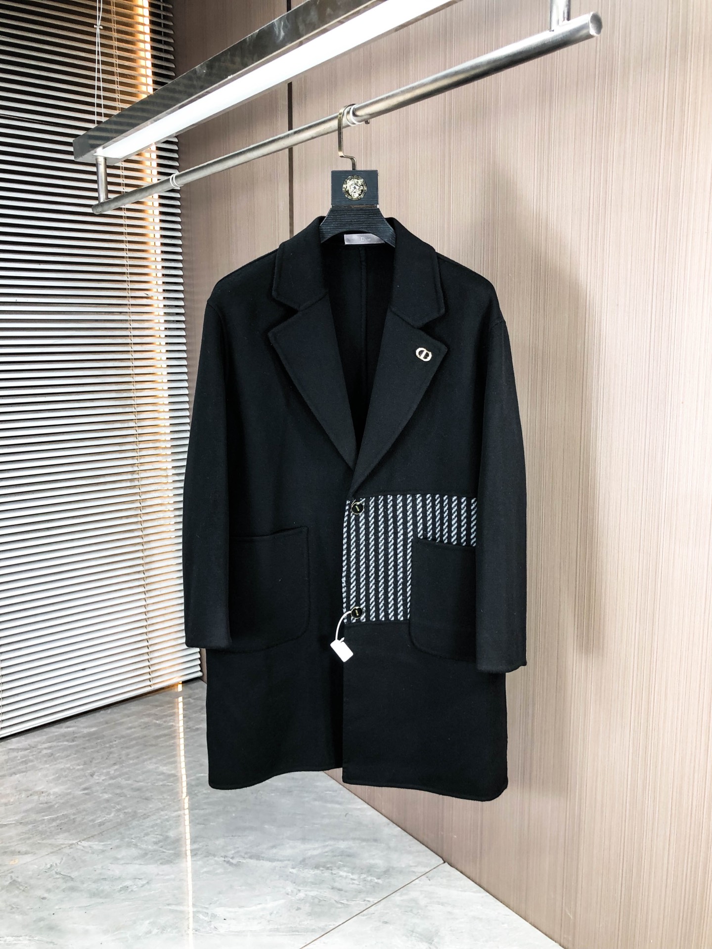 NO:538131,.Dior. Exclusively specializes in the new original single men's wool coat, long double-breasted plush jacket, special supply, high-end goods official website, counter synchronization, simple and classic hit style. Simple and neat and refreshing business, the quality workmanship details can stand any form of inspection, and are absolutely produced by a large manufacturer, presenting a brand new look, giving you a unique upper body experience!  All of them have undergone strict selection process, original customized buttons, simple, generous and versatile style, elegant and handsome on the upper body, and a brand new visual feeling!  Invincible appearance, the details are very good, the upper body is not picky, and the must-have style is reserved. M-xxxL.m wears 175/130 catties, dior, jackets & coats, alexander wang19860909.Dior.独家专供新款原单男士羊毛大衣长款双排扣毛绒外套渠道特供 高端货官网柜台同步 简约经典大爆款.简洁利落又清爽商务,品质做工细节经得起任何形式检验,绝对大厂代工出品 呈现一种焕然一新,赋予你与众不同的上身体验！均经过严格的挑选工序,原版定制纽扣,简约大方百搭款 上身优雅帅气,焕然一新的即视感！品相无敌,细节都很到位,上身不挑人,必入的自留款. M-xxxL.m穿175/130斤,,dior,jackets & coats,alexander wang,Men's clothing