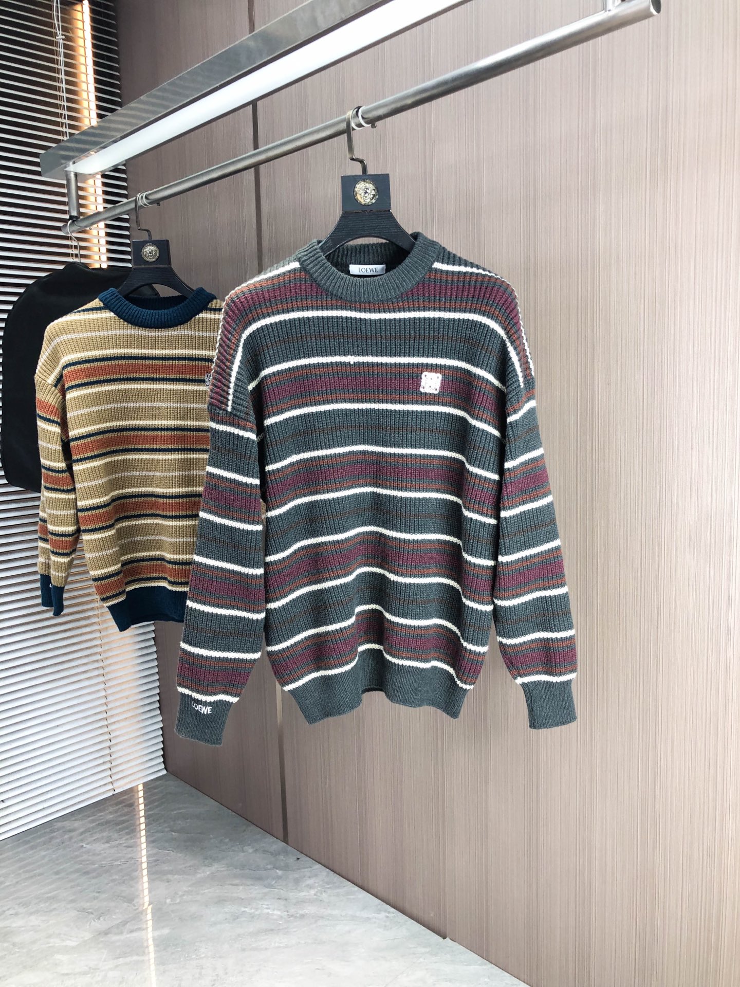 NO:643986,.Loewe. 2025ss new fall and winter product, soft round neck wool sweater, exclusive design!  A sweater that contains 30% wool and 70% cotton and has super smooth lines that are very in line with the aesthetic tone. The most basic style is minimalist and low-key luxury style. In the fashion industry, the simpler the item, the easier it is to show a high-end fashion sense. The wool knitted blended fabric provided by customers is soft and comfortable to the touch, and has excellent skin-friendlyness. It is a very fashionable style for age reduction, a must-have item!  Counter size m-3xL. Wear 175/130 catties. Please state your height and weight when placing an order, loewe, sweaters, alexander wang19860909.罗意威.2025ss秋冬新品 柔软圆领羊毛针织衫,设计独家呈现！含30羊毛.70棉超级流畅线条感极符合美学基调的一款毛衣,最基础的款式以极简低调的奢华风格,在时尚界越简单的单品,越极易彰显出高级时髦感,客供羊毛针织混纺面料,触感柔软舒适,亲肤性极佳,极具减龄时髦款式,必入单品！专柜码数m-3xL .m穿175/130斤.下单报身高体重,,loewe,sweaters,alexander wang,Men's clothing