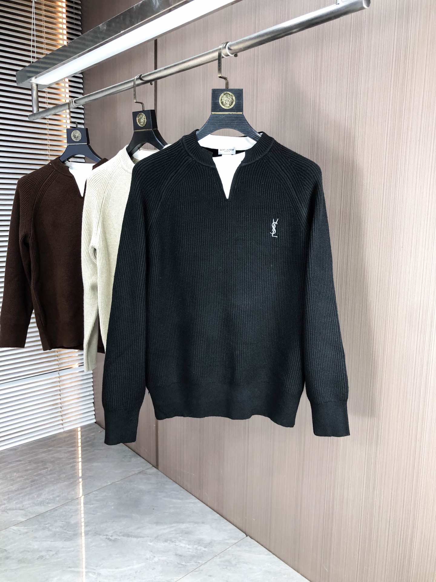 NO:643987,.Yves Saint Laurent. 2025ss new fall and winter product soft round neck wool sweater, exclusive design!  A sweater with super smooth lines that is in line with the aesthetic tone. The most basic style has a minimalist and low-key luxury style. In the fashion industry, the simpler the item, the easier it is to show a high-end fashion sense. The wool knitted blended fabric provided by customers is soft and comfortable to the touch, and has excellent skin-friendliness. It is a very fashionable style for reducing age. It is a must-have item!  Counter size m-3xL. Wear 175/130 catties. Please state your height and weight when placing an order, saint laurent, sweaters, alexander wang19860909.圣罗兰.2025ss秋冬新品 柔软圆领羊毛针织衫,设计独家呈现！超级流畅线条感极符合美学基调的一款毛衣,最基础的款式以极简低调的奢华风格,在时尚界越简单的单品,越极易彰显出高级时髦感,客供羊毛针织混纺面料,触感柔软舒适,亲肤性极佳,极具减龄时髦款式,必入单品！专柜码数m-3xL .m穿175/130斤.下单报身高体重,,saint laurent,sweaters,alexander wang,Men's clothing