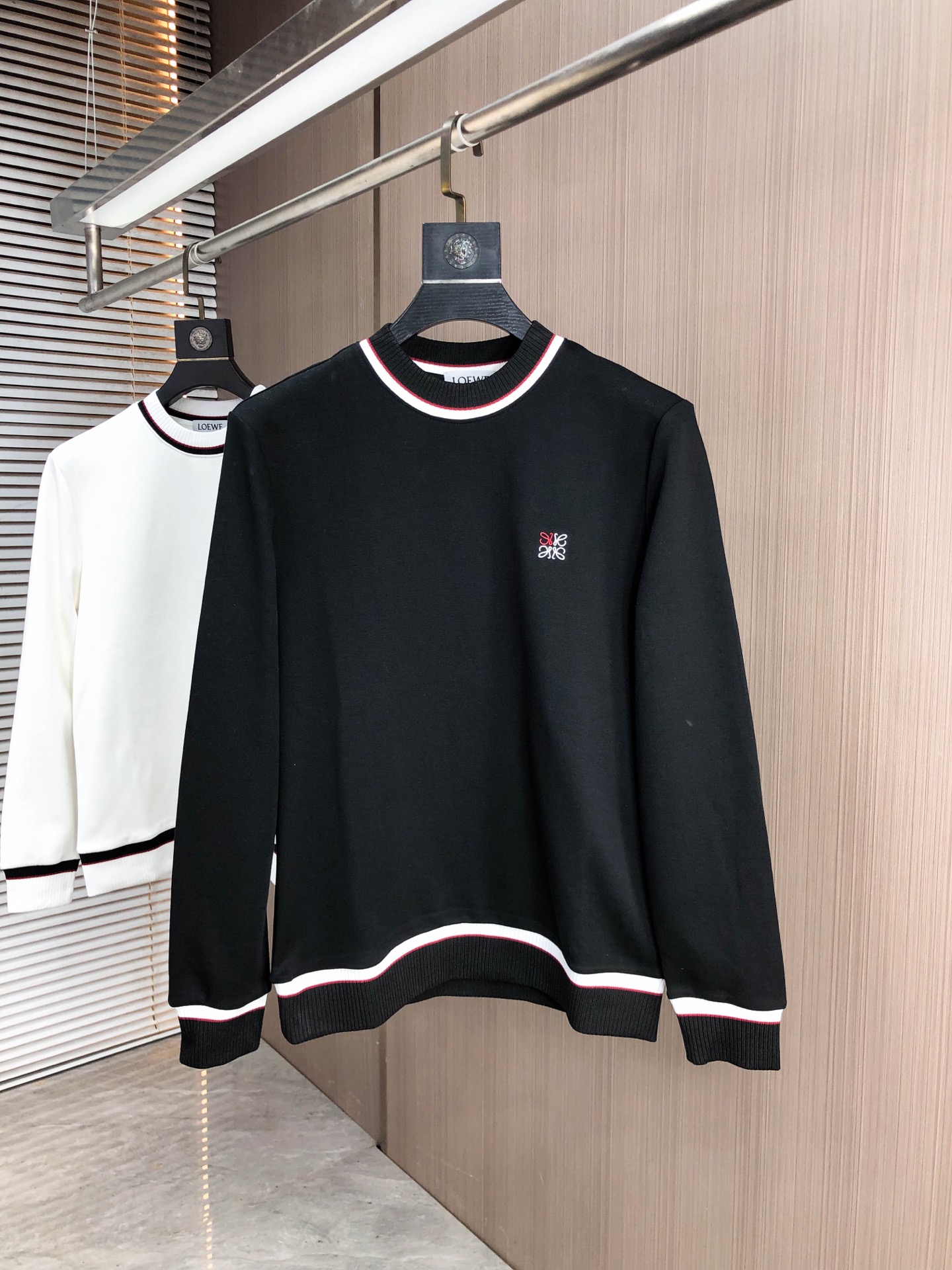 NO:627116,.Loewe. 2025 autumn and winter new letter L space cotton sweatshirt. Channel boutique!  Urban series products, made with letter logo elements that are highly luxurious, a must-have style for high-end temperament types, 2 a single product with a strong sense of style and charm!  The original customized imported double-sided water-soluble cotton fabric has a comfortable hand feel, the embroidered letter design effect is quite exquisite, fashionable, classic and versatile!  Size M—XXXL.m wears 175/130 pounds,,loewe,hoodie,sweatshirts,alexander wang19860909.罗意威.2025秋冬新款字母l太空棉卫衣.渠道精品！都市系列产物,奢华程度满分的字母logo元素打造,高端气质型必入的极品款式,2一款极具腔调感与魅力的单品！ 原版定制进口双面水溶棉面料,手感舒适,刺绣字母设计效果相当精致,时尚经典百搭！ 尺码M—XXXL.m穿175/130斤,,loewe,hoodie,sweatshirts,alexander wang,Men's clothing