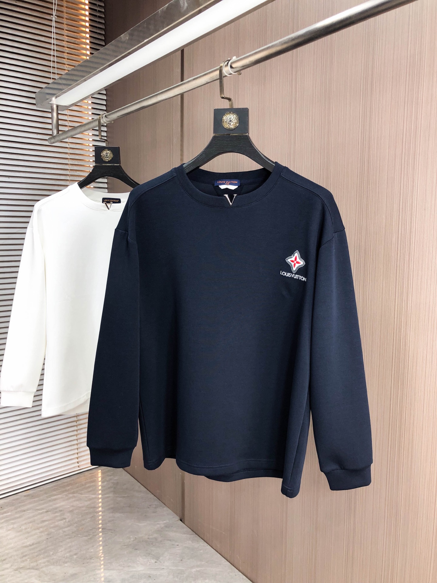 NO:627125,.Lv. 2025 autumn and winter new letter l space cotton sweatshirt. Channel boutique!  Urban series products, made with letter logo elements that are highly luxurious, a must-have style for high-end temperament types, 2 a single product with a strong sense of style and charm!  The original customized imported double-sided water-soluble cotton fabric has a comfortable hand feel, the embroidered letter design effect is quite exquisite, fashionable, classic and versatile!  Size M—XXXL.m wears 175/130 pounds,,louis vuitton,hoodie,sweatshirts,alexander wang19860909.Lv.2025秋冬新款字母l太空棉卫衣.渠道精品！都市系列产物,奢华程度满分的字母logo元素打造,高端气质型必入的极品款式,2一款极具腔调感与魅力的单品！ 原版定制进口双面水溶棉面料,手感舒适,刺绣字母设计效果相当精致,时尚经典百搭！ 尺码M—XXXL.m穿175/130斤,,louis vuitton,hoodie,sweatshirts,alexander wang,Men's clothing