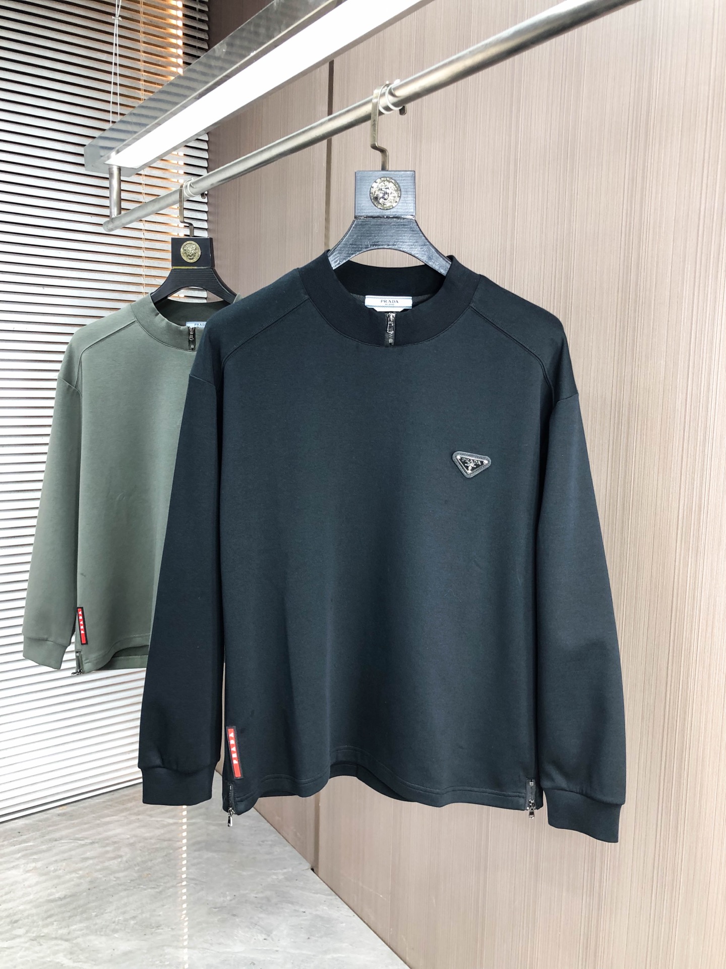 NO:627134,.Prada. 2025 autumn and winter new letter L space cotton sweatshirt. Channel boutique!  Urban series products, made with letter logo elements that are highly luxurious, a must-have style for high-end temperament types, 2 a single product with a strong sense of style and charm!  The original customized imported double-sided water-soluble cotton fabric has a comfortable hand feel, the embroidered letter design effect is quite exquisite, fashionable, classic and versatile!  Size M—XXXL.m wears 175/130 pounds, prada, hoodie, sweatshirts, alexander wang19860909.普拉达.2025秋冬新款字母l太空棉卫衣.渠道精品！都市系列产物,奢华程度满分的字母logo元素打造,高端气质型必入的极品款式,2一款极具腔调感与魅力的单品！ 原版定制进口双面水溶棉面料,手感舒适,刺绣字母设计效果相当精致,时尚经典百搭！ 尺码M—XXXL.m穿175/130斤,,prada,hoodie,sweatshirts,alexander wang,Men's clothing