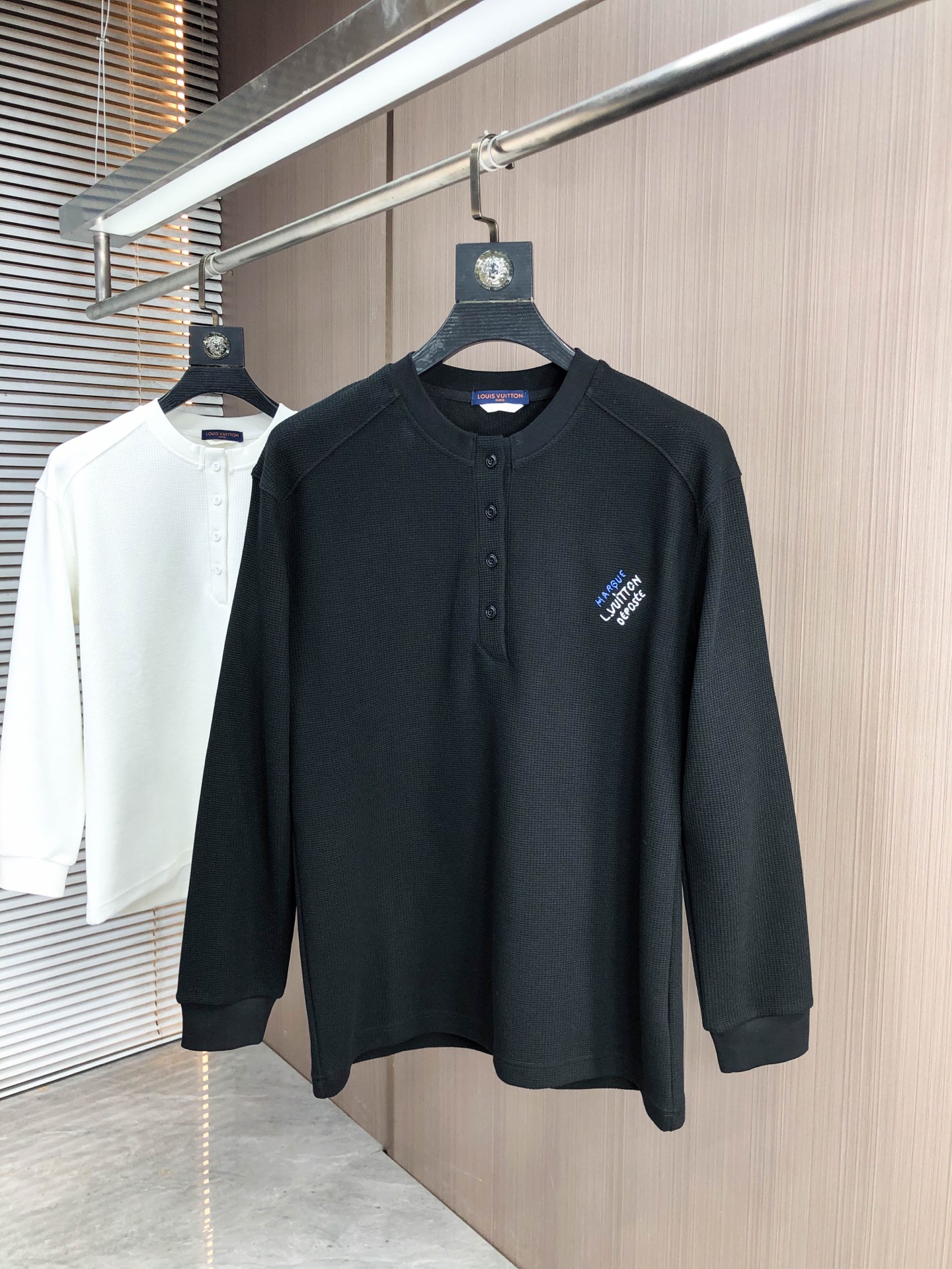 NO:627065,.Lv.2025 Autumn and Winter New Alphabet Cotton Sweatshirt. Channel boutique!  Urban series products, made with letter logo elements that are highly luxurious, a must-have style for high-end temperament types, 2 a single product with a strong sense of style and charm!  The original customized imported double-sided water-soluble cotton fabric has a comfortable hand feel, the embroidered letter design effect is quite exquisite, fashionable, classic and versatile!  Size M—XXXL.m wears 175/130 pounds,,louis vuitton,hoodie,sweatshirts,alexander wang19860909.Lv.2025秋冬新款字母朱地棉卫衣.渠道精品！都市系列产物,奢华程度满分的字母logo元素打造,高端气质型必入的极品款式,2一款极具腔调感与魅力的单品！ 原版定制进口双面水溶棉面料,手感舒适,刺绣字母设计效果相当精致,时尚经典百搭！ 尺码M—XXXL.m穿175/130斤,,louis vuitton,hoodie,sweatshirts,alexander wang,Men's clothing