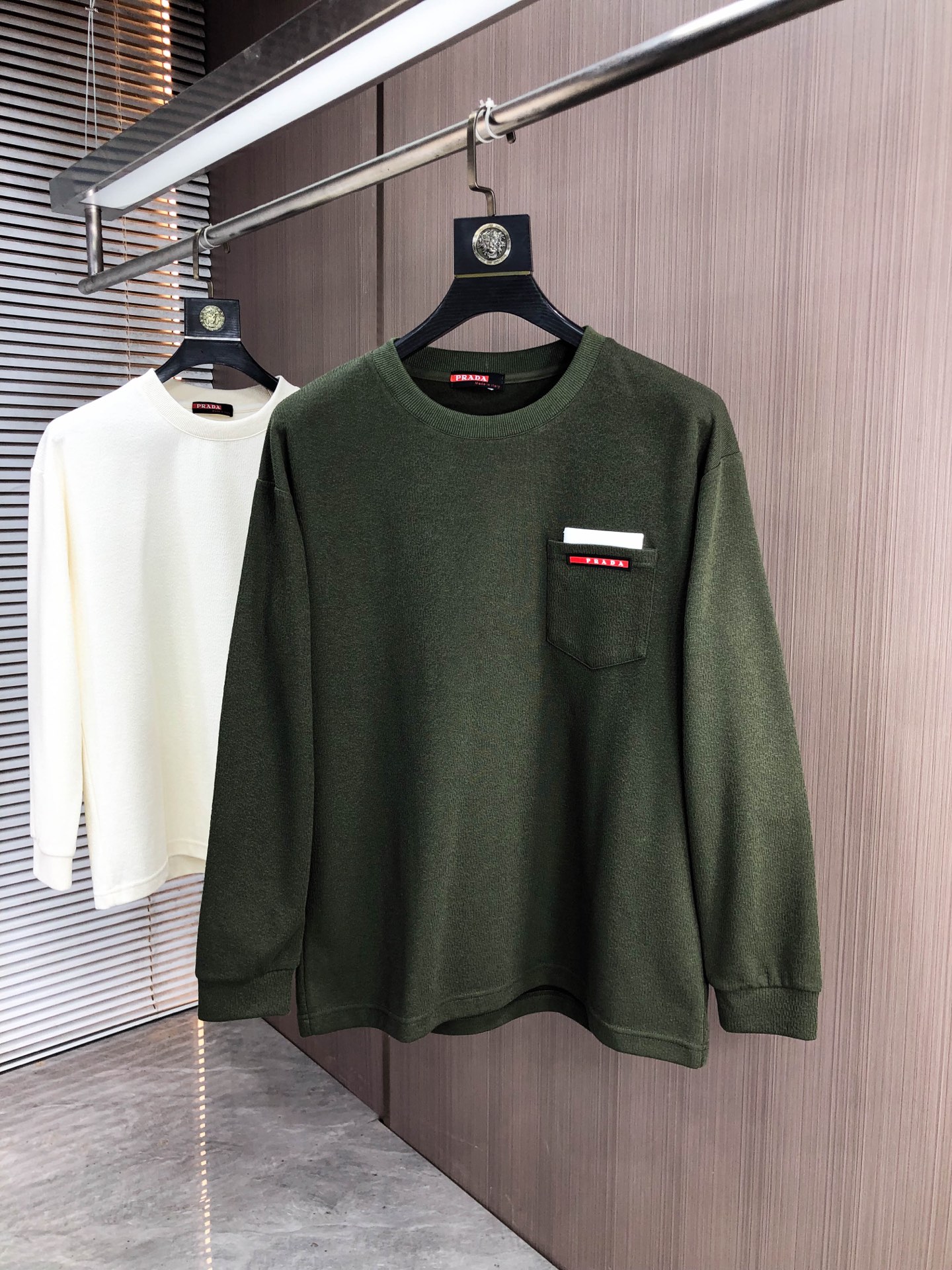 NO:627071,.Prada. 2025 new autumn and winter lettered cotton sweatshirt. Channel boutique!  Urban series products, made with letter logo elements that are highly luxurious, a must-have style for high-end temperament types, 2 a single product with a strong sense of style and charm!  The original customized imported double-sided water-soluble cotton fabric has a comfortable hand feel, the embroidered letter design effect is quite exquisite, fashionable, classic and versatile!  Size M—XXXL.m wears 175/130 pounds, prada, hoodie, sweatshirts, alexander wang19860909.普拉达.2025秋冬新款字母朱地棉卫衣.渠道精品！都市系列产物,奢华程度满分的字母logo元素打造,高端气质型必入的极品款式,2一款极具腔调感与魅力的单品！ 原版定制进口双面水溶棉面料,手感舒适,刺绣字母设计效果相当精致,时尚经典百搭！ 尺码M—XXXL.m穿175/130斤,,prada,hoodie,sweatshirts,alexander wang,Men's clothing