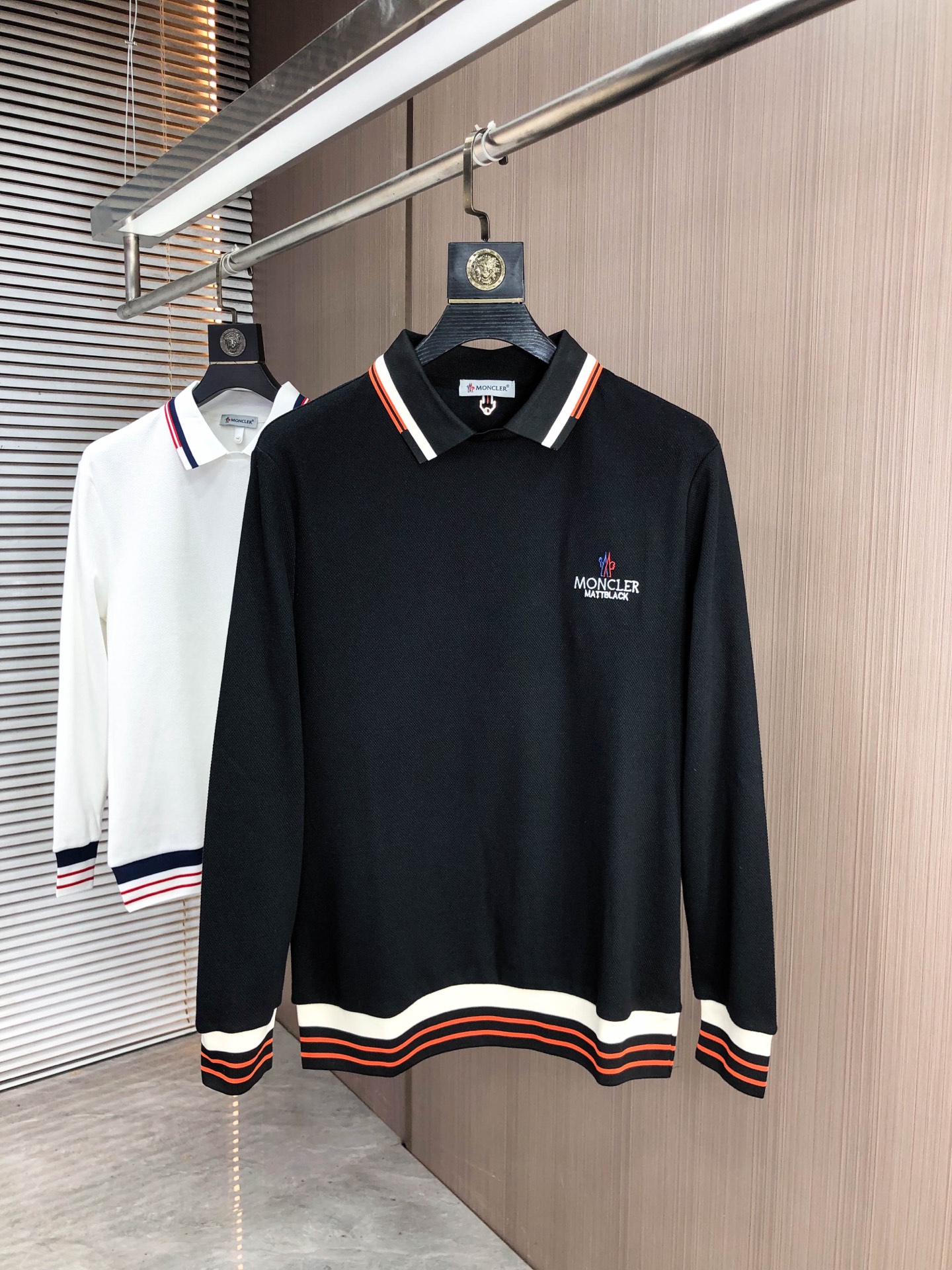 NO:627079,. Covered mouth. 2025 autumn and winter new men's logo short-sleeved polo shirt, continuing the classic business casual lapel polo shirt. This polo shirt is made of mercerized piqué cotton fabric, and the timeless design can transcend fashion trends. Classic style, 2 brand LOGOs are three-dimensional and unique, making the whole body more detailed. Fitted version, the fabric is made of cotton piqué material, comfortable, skin-friendly, good breathability, and practical for daily commuting and leisure. Highly recommended. Size M-3XL  m wears 175/130,,Moncler,T-shirt,alexander wang19860909.蒙口.2025秋冬新款男士标识短袖polo衫,延续经典商务休闲翻领POLO恤.该款Polo衫采用丝光珠地棉面料制成,隽永设计可跨越时尚潮流.经典款型,2品牌LOGO立体别致,让整体更具细节感 合体的版型,面料采用全棉珠地料,舒适,亲肤,透气好,平时通勤休闲都很实穿的一款 强烈推荐.尺码M-3XL m穿175/130,,Moncler,T-shirt,alexander wang,Men's clothing