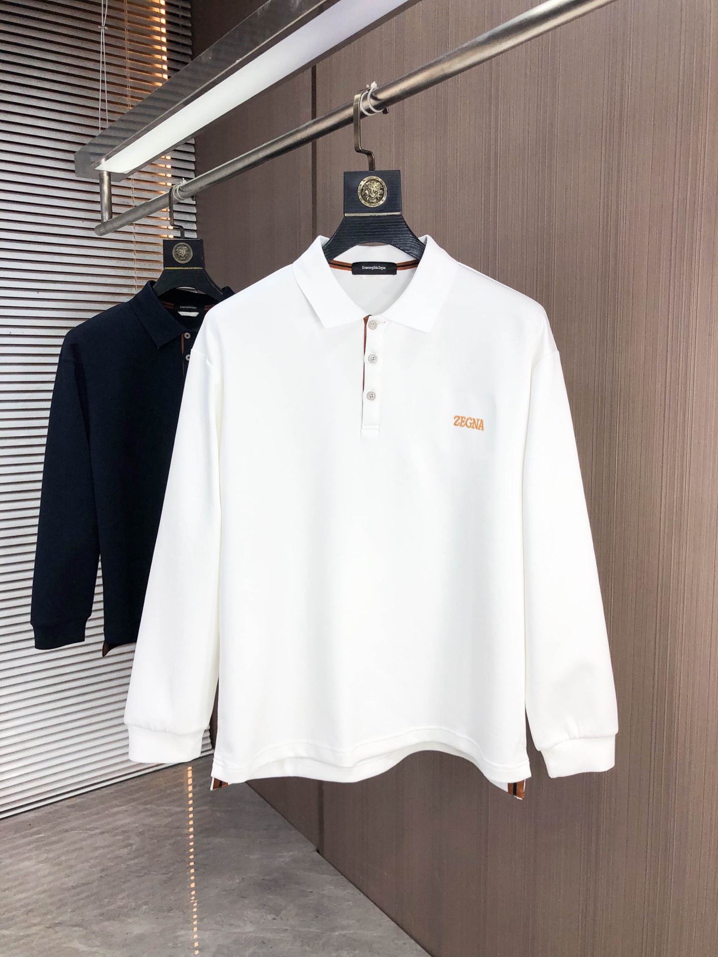 NO:627087,. Zegna. 2025 autumn and winter new men's logo short-sleeved polo shirt, continuing the classic business casual lapel polo shirt. This polo shirt is made of mercerized piqué cotton fabric, and the timeless design can transcend fashion trends. Classic style, 2 brand LOGOs are three-dimensional and unique, making the whole body more detailed. Fitted version, the fabric is made of cotton piqué material, comfortable, skin-friendly, good breathability, and practical for daily commuting and leisure. Highly recommended. Size M-3XL  m wears 175/130,,zegna,T-shirt,alexander wang19860909.杰尼亚.2025秋冬新款男士标识短袖polo衫,延续经典商务休闲翻领POLO恤.该款Polo衫采用丝光珠地棉面料制成,隽永设计可跨越时尚潮流.经典款型,2品牌LOGO立体别致,让整体更具细节感 合体的版型,面料采用全棉珠地料,舒适,亲肤,透气好,平时通勤休闲都很实穿的一款 强烈推荐.尺码M-3XL m穿175/130,,zegna,T-shirt,alexander wang,Men's clothing