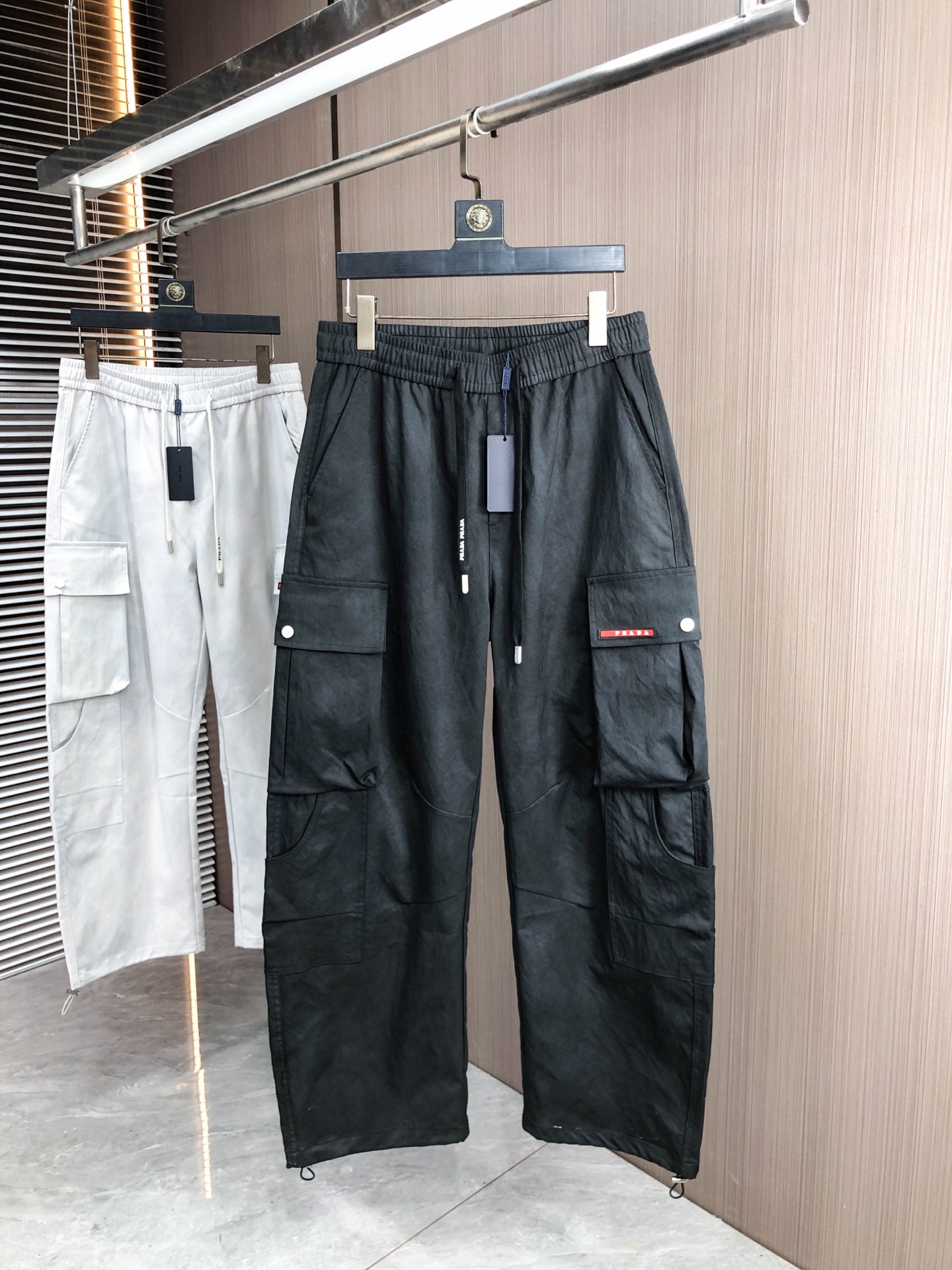 NO:627070,.Prada. 2025 new autumn and winter casual overalls. Fashionable and casual. Casual version. Micro-elastic fabric. The fabric is comfortable and soft. It breaks the feel of conventional denim fabrics. It is not stuffy and has excellent comfort. It is casual and versatile. It does not deform after long-term washing. The upper body effect is excellent. Generous and elegant tailoring. The design is constantly innovating but always maintains a noble and elegant style and taste. It interprets fashionable charm. Fashionable and casual products. Counter size 29-36,, prada, alexander wang19860909.普拉达.2025秋冬季新款休闲工装裤 时尚休闲 休闲版型 微弹力面料 面料舒适柔软,突破常规牛仔的面料手感,不闷热,舒适感极佳.随意百搭 久洗不变形 上身效果极佳.大方优雅的剪裁,设计不断创新却始终保持着高贵优雅的风格和品位 演绎时尚魅惑 时尚休闲佳品 专柜码数29-36,,prada,alexander wang,Men's clothing