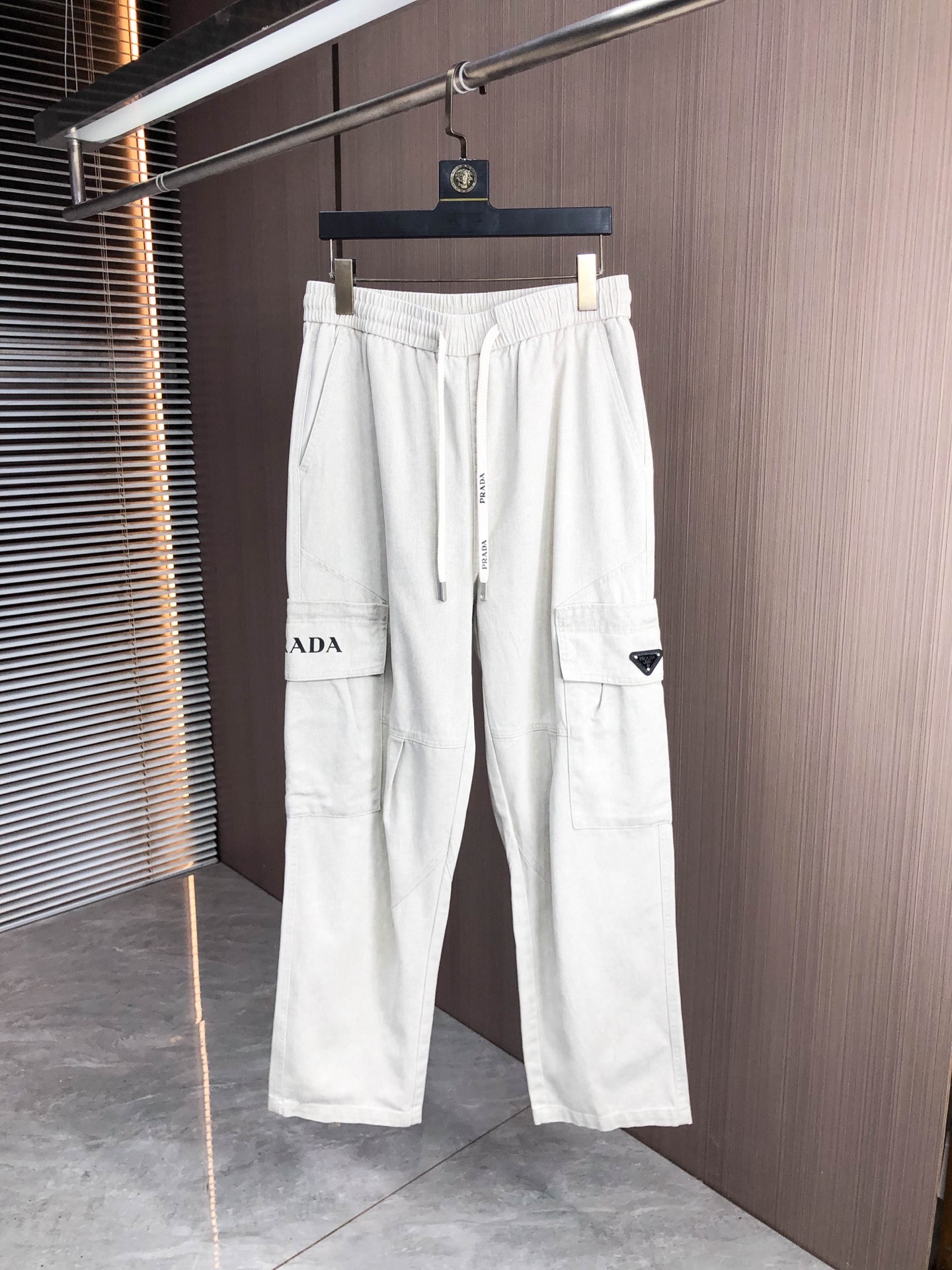 NO:627078,.Prada. 2025 new autumn and winter casual overalls. Fashionable and casual. Casual version. Micro-elastic fabric. The fabric is comfortable and soft. It breaks the feel of conventional denim fabrics. It is not stuffy and has excellent comfort. It is casual and versatile. It does not deform after long-term washing. The upper body effect is excellent. Generous and elegant tailoring. The design is constantly innovating but always maintains a noble and elegant style and taste. It interprets fashion charm. Fashionable and casual products. Counter size 29-36,, prada, alexander wang19860909.普拉达. 2025秋冬季新款休闲工装裤 时尚休闲 休闲版型 微弹力面料 面料舒适柔软,突破常规牛仔的面料手感,不闷热,舒适感极佳.随意百搭 久洗不变形 上身效果极佳.大方优雅的剪裁,设计不断创新却始终保持着高贵优雅的风格和品位 演绎时尚魅惑 时尚休闲佳品 专柜码数29-36,,prada,alexander wang,Men's clothing