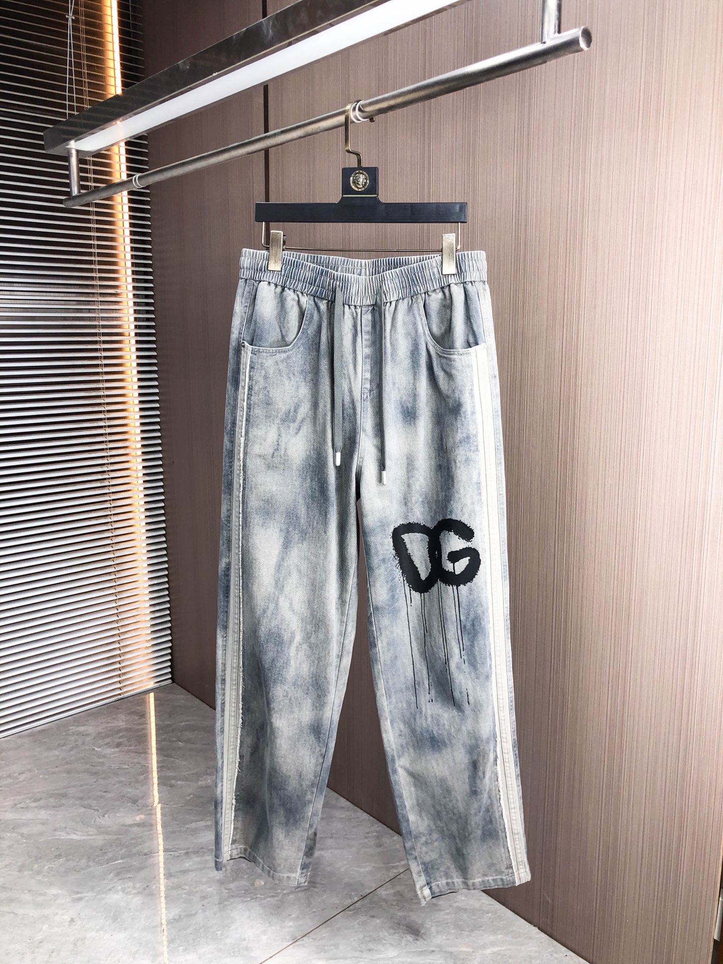 NO:627086,.D&G.2025 new autumn and winter casual overalls, fashionable and casual, casual version, micro-elastic fabric, the fabric is comfortable and soft, breaking the feel of conventional denim fabrics, not stuffy, and very comfortable. Casual and versatile, long-term washing will not deform, and the upper body effect is excellent. Generous and elegant tailoring, the design is constantly innovating but always maintains a noble and elegant style and taste, interpreting fashion charm, fashionable and casual products, counter size 29-36,, Dolce&Gabbana, alexander  wang19860909.D&G.2025秋冬季新款休闲工装裤 时尚休闲 休闲版型 微弹力面料 面料舒适柔软,突破常规牛仔的面料手感,不闷热,舒适感极佳.随意百搭 久洗不变形 上身效果极佳.大方优雅的剪裁,设计不断创新却始终保持着高贵优雅的风格和品位 演绎时尚魅惑 时尚休闲佳品 专柜码数29-36,,Dolce&Gabbana,alexander wang,Men's clothing