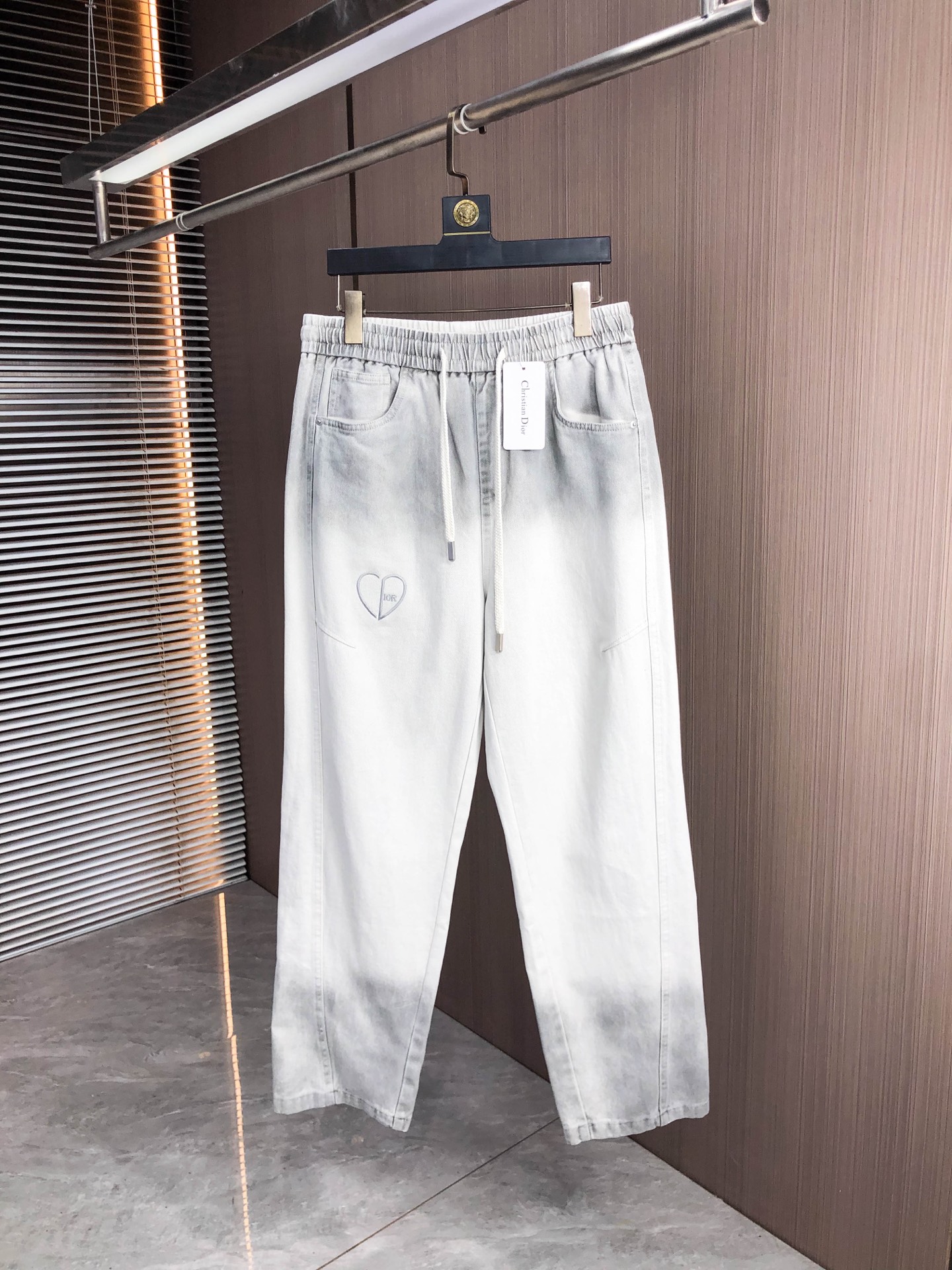 NO:627094,.Dior.2025 new autumn and winter casual overalls, fashionable and casual, casual version, micro-elastic fabric, the fabric is comfortable and soft, breaking the feel of conventional denim fabrics, not stuffy, and very comfortable. Casual and versatile, long-term washing will not deform, and the upper body effect is excellent. Generous and elegant tailoring, the design is constantly innovating but always maintains a noble and elegant style and taste, interpreting fashion charm, fashionable and casual products, counter size 29-36,, dior, alexander wang19860909.Dior.2025秋冬季新款休闲工装裤 时尚休闲 休闲版型 微弹力面料 面料舒适柔软,突破常规牛仔的面料手感,不闷热,舒适感极佳.随意百搭 久洗不变形 上身效果极佳.大方优雅的剪裁,设计不断创新却始终保持着高贵优雅的风格和品位 演绎时尚魅惑 时尚休闲佳品 专柜码数29-36,,dior,alexander wang,Men's clothing