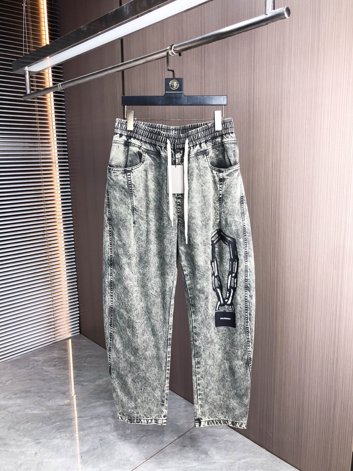 NO:627102,. Balenciaga. 2025 autumn and winter new casual overalls. Fashionable and casual. Casual version. Micro-elastic fabric. The fabric is comfortable and soft. It breaks the feel of conventional denim fabrics. It is not stuffy and has excellent comfort. It is casual and versatile. It does not deform after long-term washing. The upper body effect is excellent. Generous and elegant tailoring. The design is constantly innovating but always maintains a noble and elegant style and taste. Interpretation of fashionable charm. Fashionable and casual products. Counter size 29-36,,balenciaga,alexander wang19860909.巴黎世家.2025秋冬季新款休闲工装裤 时尚休闲 休闲版型 微弹力面料 面料舒适柔软,突破常规牛仔的面料手感,不闷热,舒适感极佳.随意百搭 久洗不变形 上身效果极佳.大方优雅的剪裁,设计不断创新却始终保持着高贵优雅的风格和品位 演绎时尚魅惑 时尚休闲佳品 专柜码数29-36,,balenciaga,alexander wang,Men's clothing