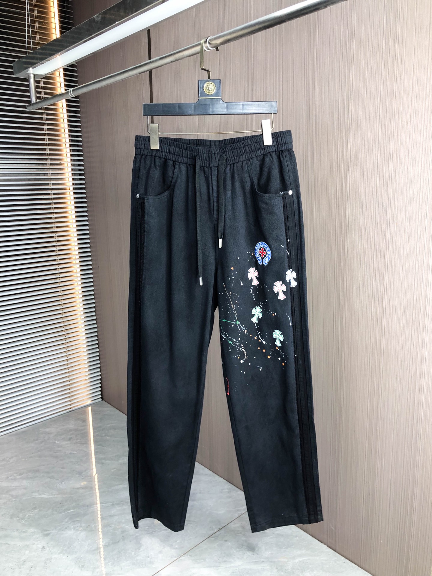 NO:627108,.Cro Heart. 2025 new autumn and winter casual overalls. Fashionable and casual. Casual version. Micro-elastic fabric. The fabric is comfortable and soft. It breaks the feel of conventional denim fabrics. It is not stuffy and has excellent comfort. It is casual and versatile. It does not deform after long-term washing. The upper body effect is excellent. Generous and elegant tailoring. The design is constantly innovating but always maintains a noble and elegant style and taste. It interprets fashionable charm. Fashionable and casual products. Counter size 29-36,, chrome hearts, alexander wang19860909.克罗心.2025秋冬季新款休闲工装裤 时尚休闲 休闲版型 微弹力面料 面料舒适柔软,突破常规牛仔的面料手感,不闷热,舒适感极佳.随意百搭 久洗不变形 上身效果极佳.大方优雅的剪裁,设计不断创新却始终保持着高贵优雅的风格和品位 演绎时尚魅惑 时尚休闲佳品 专柜码数29-36,,chrome hearts,alexander wang,Men's clothing