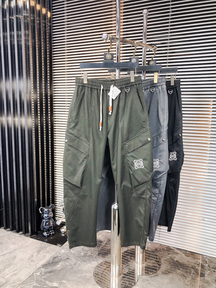 NO:681474,.Loewe. 2025 new autumn and winter casual overalls, fashionable and casual, casual version, micro-elastic fabric, comfortable and soft fabric, breaking the texture of conventional denim fabrics, not stuffy, and very comfortable. Casual and versatile, long-term washing will not deform, and the upper body effect is excellent. Generous and elegant tailoring, the design is constantly innovating but always maintains a noble and elegant style and taste, interpreting fashionable charm, fashionable and casual products, counter size 29-36,, loewe,19860909.罗意威.2025秋冬季新款休闲工装裤 时尚休闲 休闲版型 微弹力面料 面料舒适柔软,突破常规牛仔的面料手感,不闷热,舒适感极佳.随意百搭 久洗不变形 上身效果极佳.大方优雅的剪裁,设计不断创新却始终保持着高贵优雅的风格和品位 演绎时尚魅惑 时尚休闲佳品 专柜码数29-36,,loewe,,Men's clothing