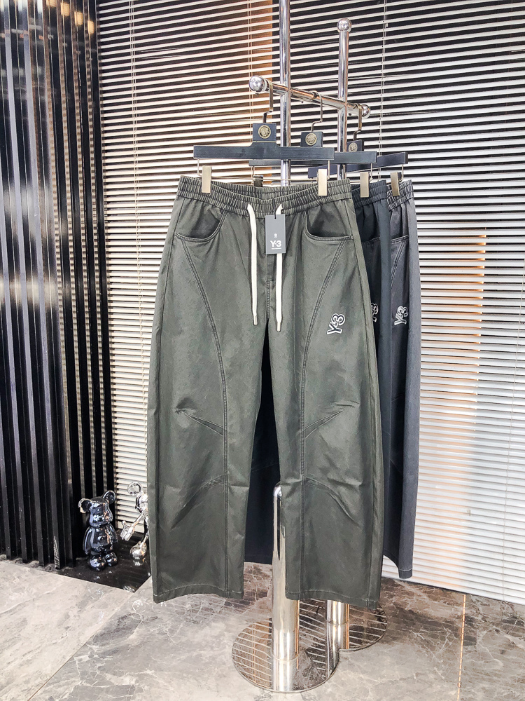 NO:681479,.Y3.2025 new autumn and winter casual overalls. Fashionable and casual. Casual version. Micro-elastic fabric. The fabric is comfortable and soft. It breaks the feel of conventional denim fabrics. It is not stuffy and has excellent comfort. It is casual and versatile. It does not deform after long-term washing. The upper body effect is excellent. Generous and elegant tailoring. The design is constantly innovating but always maintains a noble and elegant style and taste. It interprets fashionable charm. Fashionable and casual products. Counter size 29-36,,19860909.Y3.2025秋冬季新款休闲工装裤 时尚休闲 休闲版型 微弹力面料 面料舒适柔软,突破常规牛仔的面料手感,不闷热,舒适感极佳.随意百搭 久洗不变形 上身效果极佳.大方优雅的剪裁,设计不断创新却始终保持着高贵优雅的风格和品位 演绎时尚魅惑 时尚休闲佳品 专柜码数29-36,,,Men's clothing