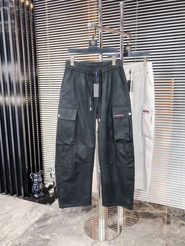 NO:681480,.Prada. 2025 new autumn and winter casual overalls. Fashionable and casual. Casual version. Micro-elastic fabric. The fabric is comfortable and soft. It breaks the feel of conventional denim fabrics. It is not stuffy and has excellent comfort. It is casual and versatile. It does not deform after long-term washing. The upper body effect is excellent. Generous and elegant tailoring. The design is constantly innovating but always maintains a noble and elegant style and taste. Interpretation of fashion charm. Fashionable and casual products. Counter size 29-36,, prada,19860909.普拉达.2025秋冬季新款休闲工装裤 时尚休闲 休闲版型 微弹力面料 面料舒适柔软,突破常规牛仔的面料手感,不闷热,舒适感极佳.随意百搭 久洗不变形 上身效果极佳.大方优雅的剪裁,设计不断创新却始终保持着高贵优雅的风格和品位 演绎时尚魅惑 时尚休闲佳品 专柜码数29-36,,prada,,Men's clothing