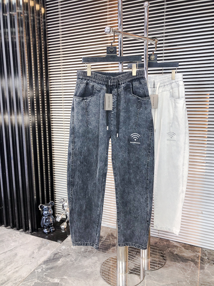 NO:681487,. Balenciaga. 2025 autumn and winter new casual overalls. Fashionable and casual. Casual version. Micro-elastic fabric. The fabric is comfortable and soft. It breaks the feel of conventional denim fabrics. It is not stuffy and has excellent comfort. It is casual and versatile. It does not deform after long-term washing. The upper body effect is excellent. Generous and elegant tailoring. The design is constantly innovating but always maintains a noble and elegant style and taste. It interprets fashionable charm. Fashionable and casual products. Counter size 29-36,,balenciaga,19860909.巴黎世家.2025秋冬季新款休闲工装裤 时尚休闲 休闲版型 微弹力面料 面料舒适柔软,突破常规牛仔的面料手感,不闷热,舒适感极佳.随意百搭 久洗不变形 上身效果极佳.大方优雅的剪裁,设计不断创新却始终保持着高贵优雅的风格和品位 演绎时尚魅惑 时尚休闲佳品 专柜码数29-36,,balenciaga,,Men's clothing