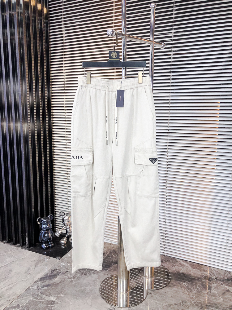 NO:681494,.Prada. 2025 new autumn and winter casual overalls. Fashionable and casual. Casual version. Micro-elastic fabric. The fabric is comfortable and soft. It breaks the feel of conventional denim fabrics. It is not stuffy and has excellent comfort. It is casual and versatile. It does not deform after long-term washing. The upper body effect is excellent. Generous and elegant tailoring. The design is constantly innovating but always maintains a noble and elegant style and taste. Interpretation of fashion charm. Fashionable and casual products. Counter size 29-36,, prada,19860909.普拉达.2025秋冬季新款休闲工装裤 时尚休闲 休闲版型 微弹力面料 面料舒适柔软,突破常规牛仔的面料手感,不闷热,舒适感极佳.随意百搭 久洗不变形 上身效果极佳.大方优雅的剪裁,设计不断创新却始终保持着高贵优雅的风格和品位 演绎时尚魅惑 时尚休闲佳品 专柜码数29-36,,prada,,Men's clothing
