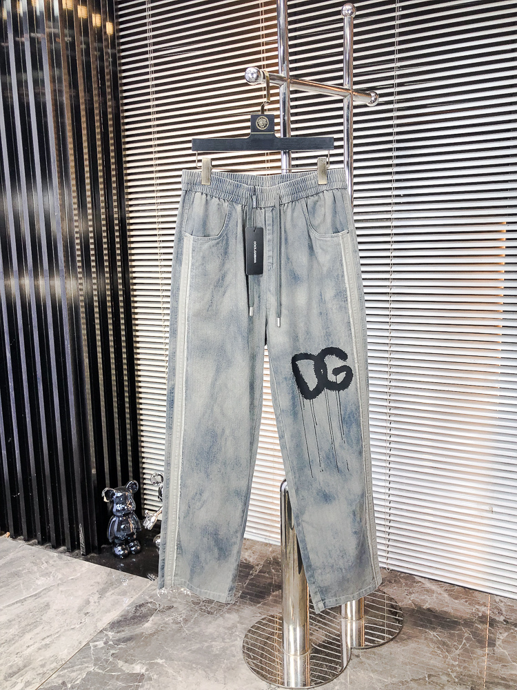 NO:681496,.D&G.2025 new autumn and winter casual overalls. Fashionable and casual. Casual version. Micro-elastic fabric. The fabric is comfortable and soft. It breaks the feel of conventional denim fabrics. It is not stuffy and has excellent comfort. It is casual and versatile. It does not deform after long-term washing. The upper body effect is excellent. Generous and elegant tailoring. The design is constantly innovating but always maintains a noble and elegant style and taste. It interprets fashionable charm. Fashionable and casual products. Counter size 29-36,, Dolce&Gabbana,19860909.D&G.2025秋冬季新款休闲工装裤 时尚休闲 休闲版型 微弹力面料 面料舒适柔软,突破常规牛仔的面料手感,不闷热,舒适感极佳.随意百搭 久洗不变形 上身效果极佳.大方优雅的剪裁,设计不断创新却始终保持着高贵优雅的风格和品位 演绎时尚魅惑 时尚休闲佳品 专柜码数29-36,,Dolce&Gabbana,,Men's clothing