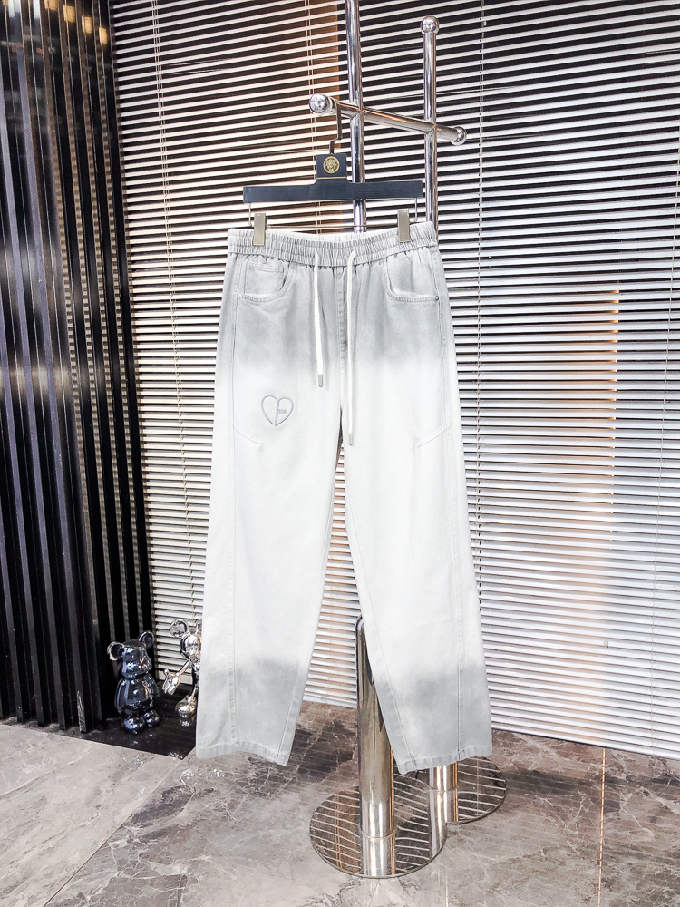 NO:681501,.Dior.2025 new autumn and winter casual overalls, fashionable and casual, casual version, micro-elastic fabric, the fabric is comfortable and soft, breaking through the conventional denim fabric feel, not stuffy, and extremely comfortable. Casual and versatile, long-term washing will not deform, and the upper body effect is excellent. Generous and elegant tailoring, the design is constantly innovating but always maintains a noble and elegant style and taste, interpreting fashion charm, fashionable and casual products, counter size 29-36,, dior,19860909.Dior.2025秋冬季新款休闲工装裤 时尚休闲 休闲版型 微弹力面料 面料舒适柔软,突破常规牛仔的面料手感,不闷热,舒适感极佳.随意百搭 久洗不变形 上身效果极佳.大方优雅的剪裁,设计不断创新却始终保持着高贵优雅的风格和品位 演绎时尚魅惑 时尚休闲佳品 专柜码数29-36,,dior,,Men's clothing