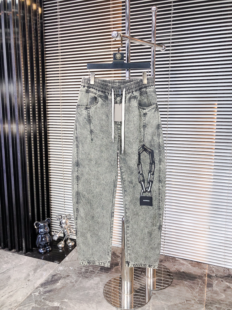 NO:681459,. Balenciaga. 2025 autumn and winter new casual overalls. Fashionable and casual. Casual version. Micro-elastic fabric. The fabric is comfortable and soft. It breaks the feel of conventional denim fabrics. It is not stuffy and has excellent comfort. It is casual and versatile. It does not deform after long-term washing. The upper body effect is excellent. Generous and elegant tailoring. The design is constantly innovating but always maintains a noble and elegant style and taste. It interprets fashionable charm. Fashionable and casual products. Counter size 29-36,,balenciaga,19860909.巴黎世家.2025秋冬季新款休闲工装裤 时尚休闲 休闲版型 微弹力面料 面料舒适柔软,突破常规牛仔的面料手感,不闷热,舒适感极佳.随意百搭 久洗不变形 上身效果极佳.大方优雅的剪裁,设计不断创新却始终保持着高贵优雅的风格和品位 演绎时尚魅惑 时尚休闲佳品 专柜码数29-36,,balenciaga,,Men's clothing