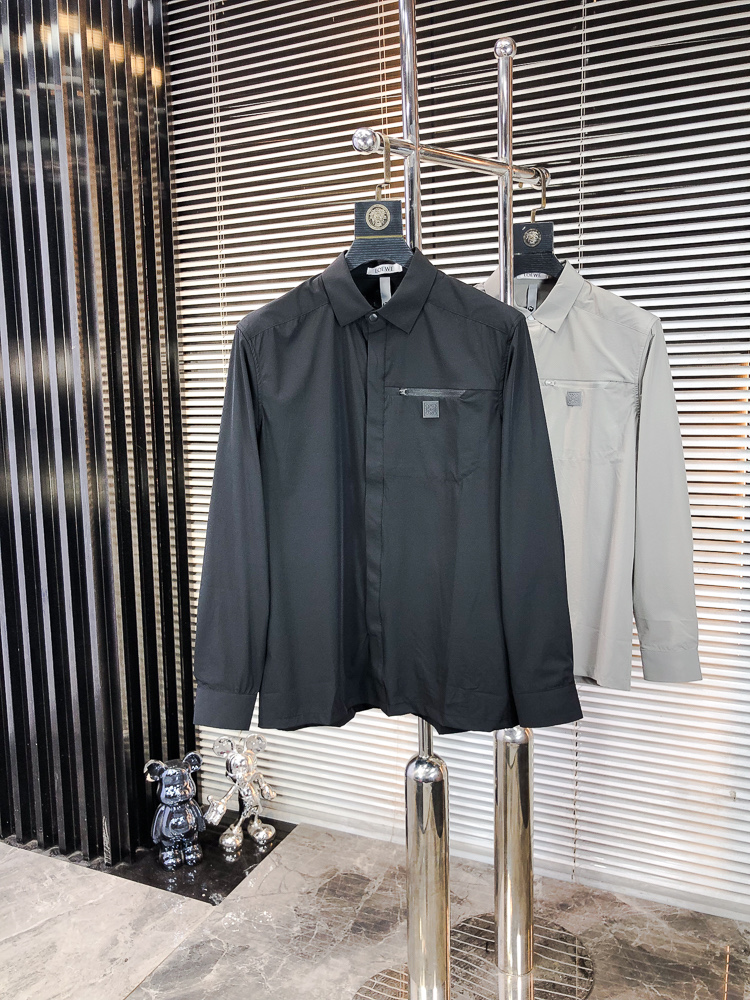 NO:681495,.Loewe's new fashionable men's long-sleeved shirt for all seasons uses high-end top-grade fabrics. No pilling. Comfortable and refined, with excellent upper body effect. The original LOGO of the luxury brand fully reflects the temperament and taste of men. Fashionable and elegant. Noble heritage. L Simple and delicate design. Perfect tailoring. Meticulous materials. Soft and comfortable feel. Gorgeous colors, highlighting the atmosphere!  Counter size M-3XL.m wears 175/130 pounds,,loewe,19860909.罗意威 四季款时尚新品男士长袖衬衣 同步采用高档顶级面料 绝不起球 舒适精致,上身效果极佳 奢华品牌原版LOGO搭配 充分体现男人的气质与品位 时尚优雅 贵族底蕴 L简洁细腻的设计 裁剪完美 用料一丝不苟 手感柔软舒适 华丽色彩 彰显大气！专柜尺码M-3XL.m穿175/130斤,,loewe,,Men's clothing