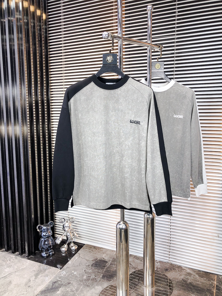 NO:681511,.Loewe. 2025 autumn and winter new letter logo knitted cotton sweatshirt T-shirt channel boutique!  Urban series products, made with letter logo elements that are highly luxurious, a must-have style for high-end temperament types, a single product with a strong sense of style and charm!  The original customized imported double-sided water-soluble cotton fabric has a comfortable hand feel, the embroidered letter design effect is quite exquisite, fashionable, classic and versatile!  Size M—XXXL. M wears 175/130 pounds, loewe, hoodie, sweatshirts, tees, t-shirt,19860909.罗意威.2025秋冬新款字母logo针织棉卫衣T恤 渠道精品！都市系列产物,奢华程度满分的字母logo元素打造,高端气质型必入的极品款式,一款极具腔调感与魅力的单品！ 原版定制进口双面水溶棉面料,手感舒适,刺绣字母设计效果相当精致,时尚经典百搭！ 尺码M—XXXL.m穿175/130斤,,loewe,hoodie,sweatshirts,tees，t-shirt,,Men's clothing