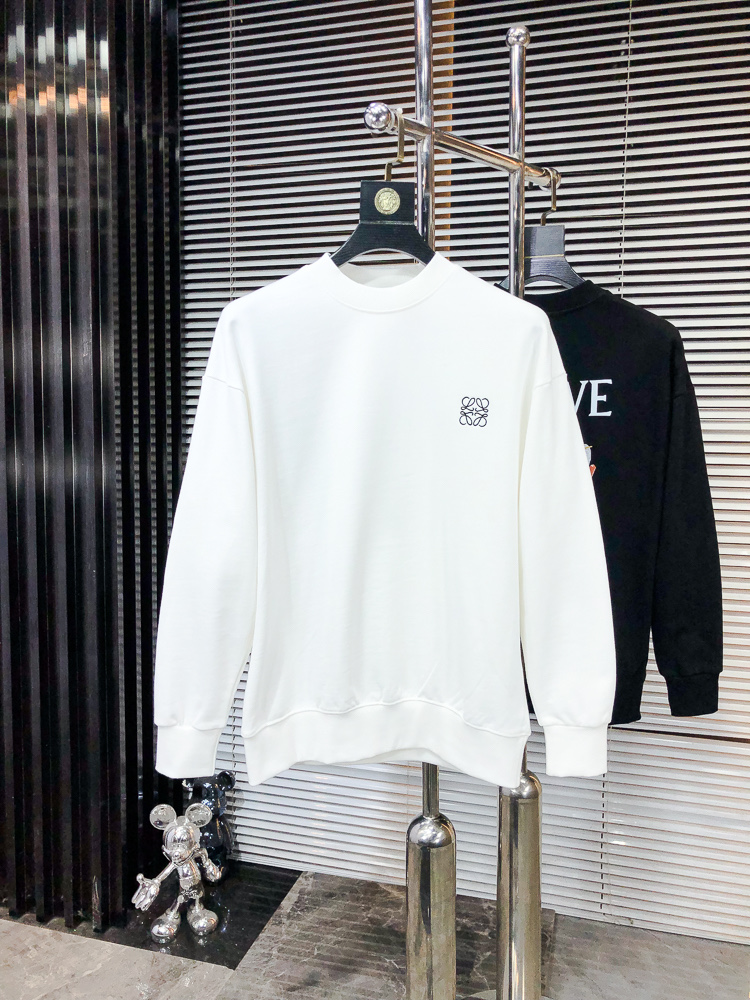 NO:681550,.Luo Yiwei. Wearing 200 pounds. 2025 autumn and winter new style!  New men's original casual pullover sweatshirt. Customized original fabric. D feels soft and delicate. It is skin-friendly, comfortable and breathable. The fabric texture and comfort are at its peak. Overweight classic logo pattern design. The factory makes fine and versatile casual clothes. The upper body is very good. Men's must-have items. Sizes M-3XL. M wears 175/130, loewe, hoodie, sweatshirts,19860909.罗意威.穿200斤.2025秋冬新款！新款男士原单休闲套头卫衣 定制原版面料 D手感柔软细腻 穿着亲肤舒适透气 面料质感与舒适度达到登峰造极 超重经典logo图案设计 代工厂精细做百搭休闲 上身非常赞 男士必备单品 尺码M-3XL m穿175/130,,loewe,hoodie,sweatshirts,,Men's clothing