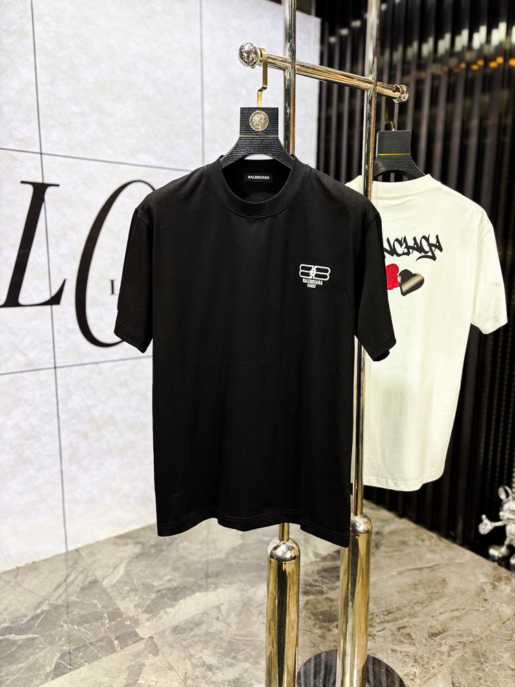 NO:743744,.Balenciaga. 2026 spring and summer new fashionable round neck short-sleeved advanced customization versatile style!  It is more practical and can be easily controlled by anyone. It is made of pure cotton fabric and has a luxurious classic brand logo design. It is very classy and a must-buy for those who know the goods!  The tailoring is a slim fit. It is very delicate, shows aura, and highlights the sophistication of men. This is unique. It is just right for slim fit and the upper body effect is very good. Size m-3XL m wears 175/130, balenciaga, T-shirt,19860909.巴黎世家.2026春夏新品时尚圆领短袖高级定制百搭款式！更有实用感 任何人都可以轻松驾驭 采用纯棉面料制作,奢华经典品牌logo设计,非常显档次懂货的必须入！版型剪裁属于修身款 非常精致,显气场,又会凸显男士的精致,这就是独到之处,恰到好处的修身,上身效果非常赞.尺码m-3XL m穿175/130,,balenciaga,T-shirt,,Men's clothing