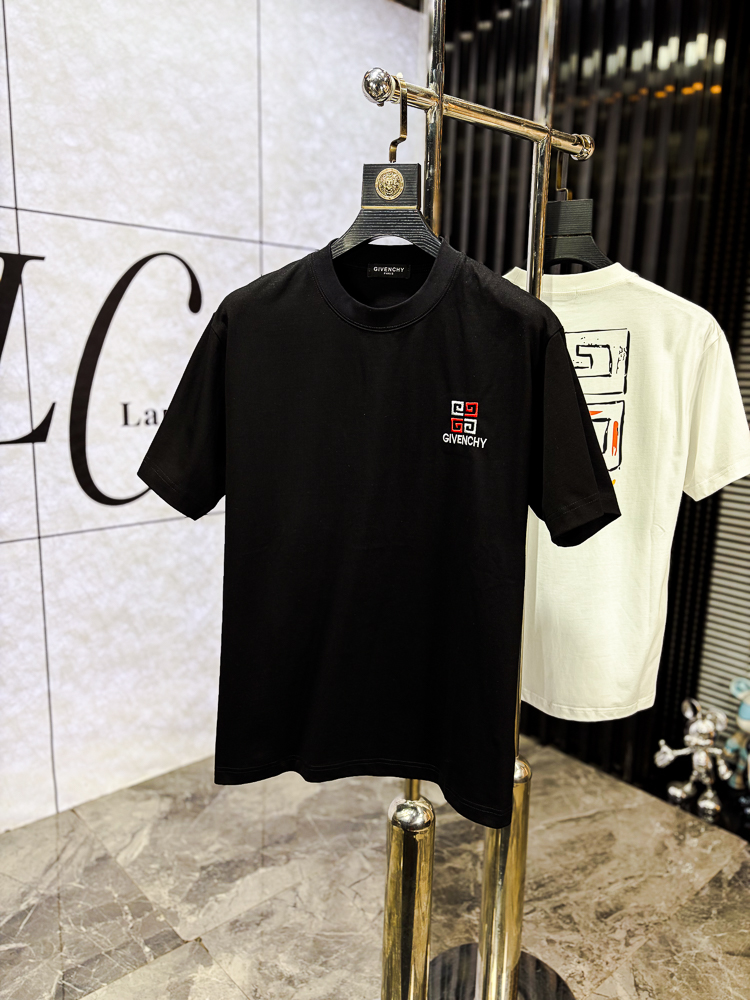 NO:743749,.Givenchy. 2026 spring and summer new fashionable round neck short-sleeved advanced customization versatile style!  It is more practical and can be easily controlled by anyone. It is made of pure cotton fabric and has a luxurious classic brand logo design. It is very classy and a must-buy for those who know the goods!  The tailoring is a slim fit. It is very delicate, shows aura, and highlights the sophistication of men. This is unique. It is just right for slim fit and the upper body effect is very good. Size m-3XL m wears 175/130, givenchy, T-shirt,19860909.纪梵希.2026春夏新品时尚圆领短袖高级定制百搭款式！更有实用感 任何人都可以轻松驾驭 采用纯棉面料制作,奢华经典品牌logo设计,非常显档次懂货的必须入！版型剪裁属于修身款 非常精致,显气场,又会凸显男士的精致,这就是独到之处,恰到好处的修身,上身效果非常赞.尺码m-3XL m穿175/130,,givenchy,T-shirt,,Men's clothing