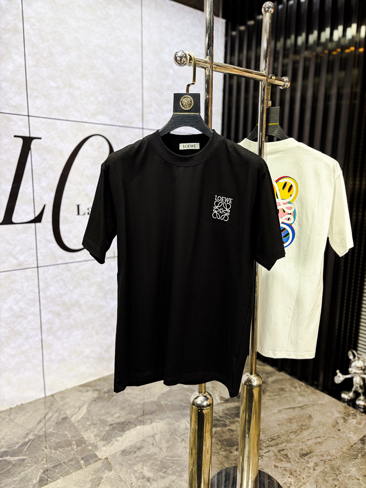 NO:743753,.Luo Yiwei. 2026 spring and summer new fashionable round neck short-sleeved advanced customization versatile style!  It is more practical and can be easily controlled by anyone. It is made of pure cotton fabric and has a luxurious classic brand logo design. It is very classy and a must-buy for those who know the goods!  The tailoring is a slim fit. It is very delicate, shows aura, and highlights the sophistication of men. This is unique. It is just right for slim fit and the upper body effect is very good. Size m-3XL m wears 175/130, loewe, T-shirt,19860909.罗意威.2026春夏新品时尚圆领短袖高级定制百搭款式！更有实用感 任何人都可以轻松驾驭 采用纯棉面料制作,奢华经典品牌logo设计,非常显档次懂货的必须入！版型剪裁属于修身款 非常精致,显气场,又会凸显男士的精致,这就是独到之处,恰到好处的修身,上身效果非常赞.尺码m-3XL m穿175/130,,loewe,T-shirt,,Men's clothing
