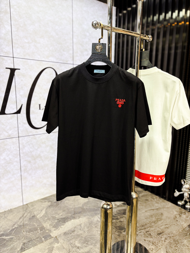 NO:743758,.Prada.2026 spring and summer new fashionable round neck short-sleeved advanced customization versatile style!  It is more practical and can be easily controlled by anyone. It is made of pure cotton fabric and has a luxurious classic brand logo design. It is very classy and a must-buy for those who know the goods!  The tailoring is a slim fit, very delicate, shows off aura, and highlights the sophistication of men. This is unique. It has just the right fit and a great upper body effect. Size m-3XL m wears 175/130, prada, T-shirt,19860909.普拉达.2026春夏新品时尚圆领短袖高级定制百搭款式！更有实用感 任何人都可以轻松驾驭 采用纯棉面料制作,奢华经典品牌logo设计,非常显档次懂货的必须入！版型剪裁属于修身款 非常精致,显气场,又会凸显男士的精致,这就是独到之处,恰到好处的修身,上身效果非常赞.尺码m-3XL m穿175/130,,prada,T-shirt,,Men's clothing