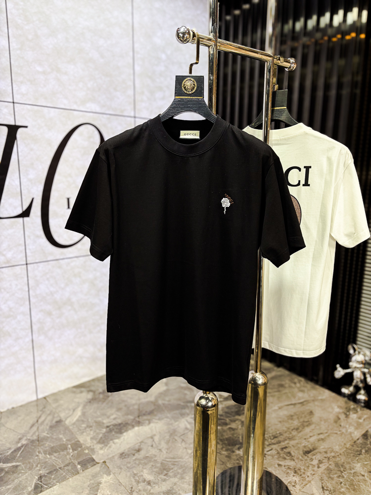NO:743763,.Gucci.2026 new spring and summer fashionable round neck short-sleeved advanced customization versatile style!  It is more practical and can be easily controlled by anyone. It is made of pure cotton fabric and has a luxurious classic brand logo design. It is very classy and a must-buy for those who know the goods!  The tailoring is a slim fit, very delicate, shows off aura, and highlights the sophistication of men. This is unique. It has just the right fit and a great upper body effect. Size m-3XL m wears 175/130, gucci, T-shirt,19860909.Gucci.2026春夏新品时尚圆领短袖高级定制百搭款式！更有实用感 任何人都可以轻松驾驭 采用纯棉面料制作,奢华经典品牌logo设计,非常显档次懂货的必须入！版型剪裁属于修身款 非常精致,显气场,又会凸显男士的精致,这就是独到之处,恰到好处的修身,上身效果非常赞.尺码m-3XL m穿175/130,,gucci,T-shirt,,Men's clothing