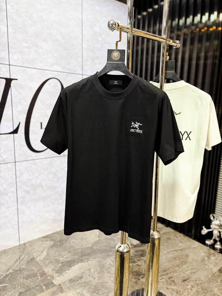 NO:743768,.Arc'teryx. 2026 spring and summer new fashionable round neck short-sleeved high-end customized versatile style!  It is more practical and can be easily controlled by anyone. It is made of pure cotton fabric and has a luxurious classic brand logo design. It is very classy and a must-buy for those who know the goods!  The tailoring is a slim fit. It is very delicate, shows aura, and highlights the sophistication of men. This is unique. It is just right for slim fit and the upper body effect is very good. Size m-3XL m wears 175/130, arc'teryx, T-shirt,19860909.始祖鸟.2026春夏新品时尚圆领短袖高级定制百搭款式！更有实用感 任何人都可以轻松驾驭 采用纯棉面料制作,奢华经典品牌logo设计,非常显档次懂货的必须入！版型剪裁属于修身款 非常精致,显气场,又会凸显男士的精致,这就是独到之处,恰到好处的修身,上身效果非常赞.尺码m-3XL m穿175/130,arc'teryx,T-shirt,,Men's clothing