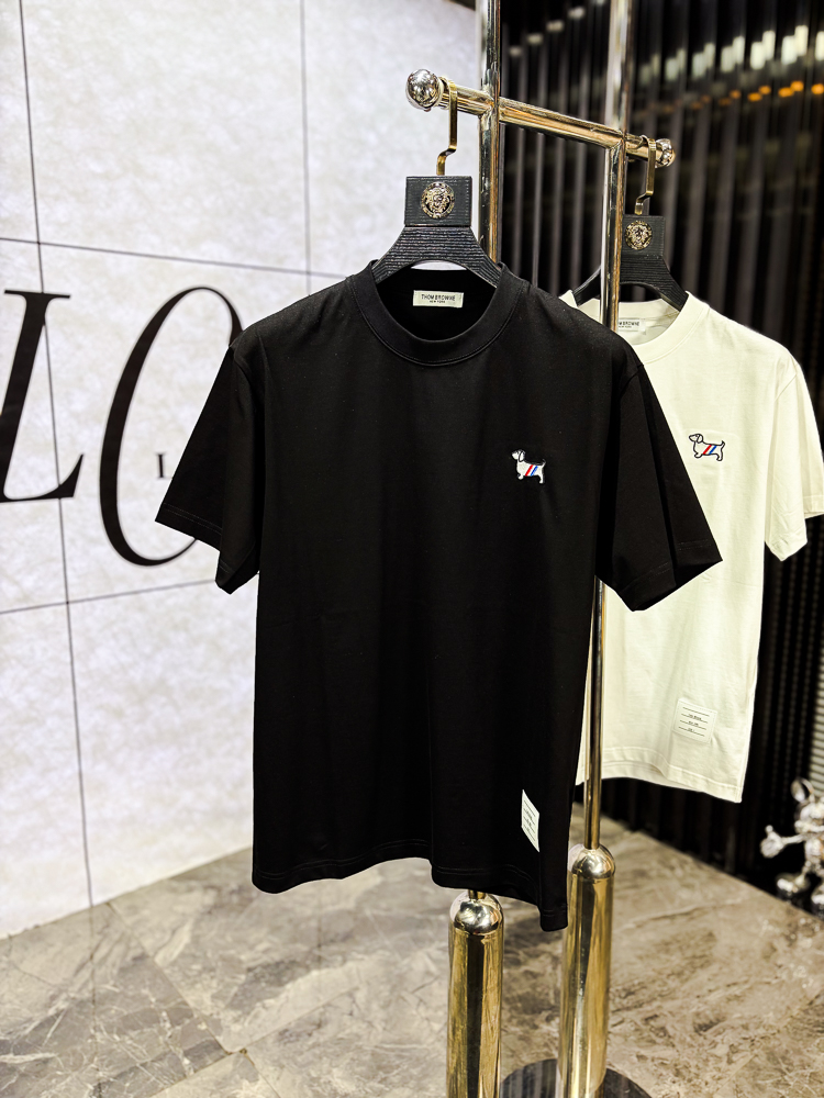 NO:743730,.TB.2026 new spring and summer fashionable round neck short-sleeved advanced customization versatile style!  It is more practical and can be easily controlled by anyone. It is made of pure cotton fabric and has a luxurious classic brand logo design. It is very classy and a must-buy for those who know the goods!  The tailoring is a slim fit. It is very delicate, shows aura, and highlights the sophistication of men. This is unique. It is just right for slim fit and the upper body effect is very good. Size m-3XL m wears 175/130, T-shirt,19860909.TB.2026春夏新品时尚圆领短袖高级定制百搭款式！更有实用感 任何人都可以轻松驾驭 采用纯棉面料制作,奢华经典品牌logo设计,非常显档次懂货的必须入！版型剪裁属于修身款 非常精致,显气场,又会凸显男士的精致,这就是独到之处,恰到好处的修身,上身效果非常赞.尺码m-3XL m穿175/130,,T-shirt,,Men's clothing